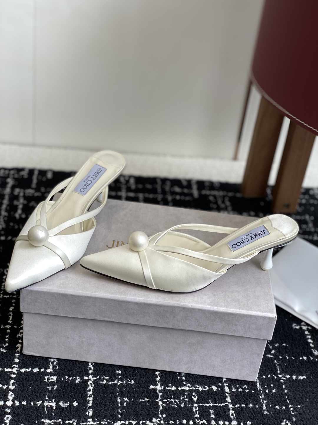 代购级Jimmy Choo 25ss 春夏 系列JC新款 高跟拖鞋 
模糊鞋履与珠宝配饰之间的界线 鲜明