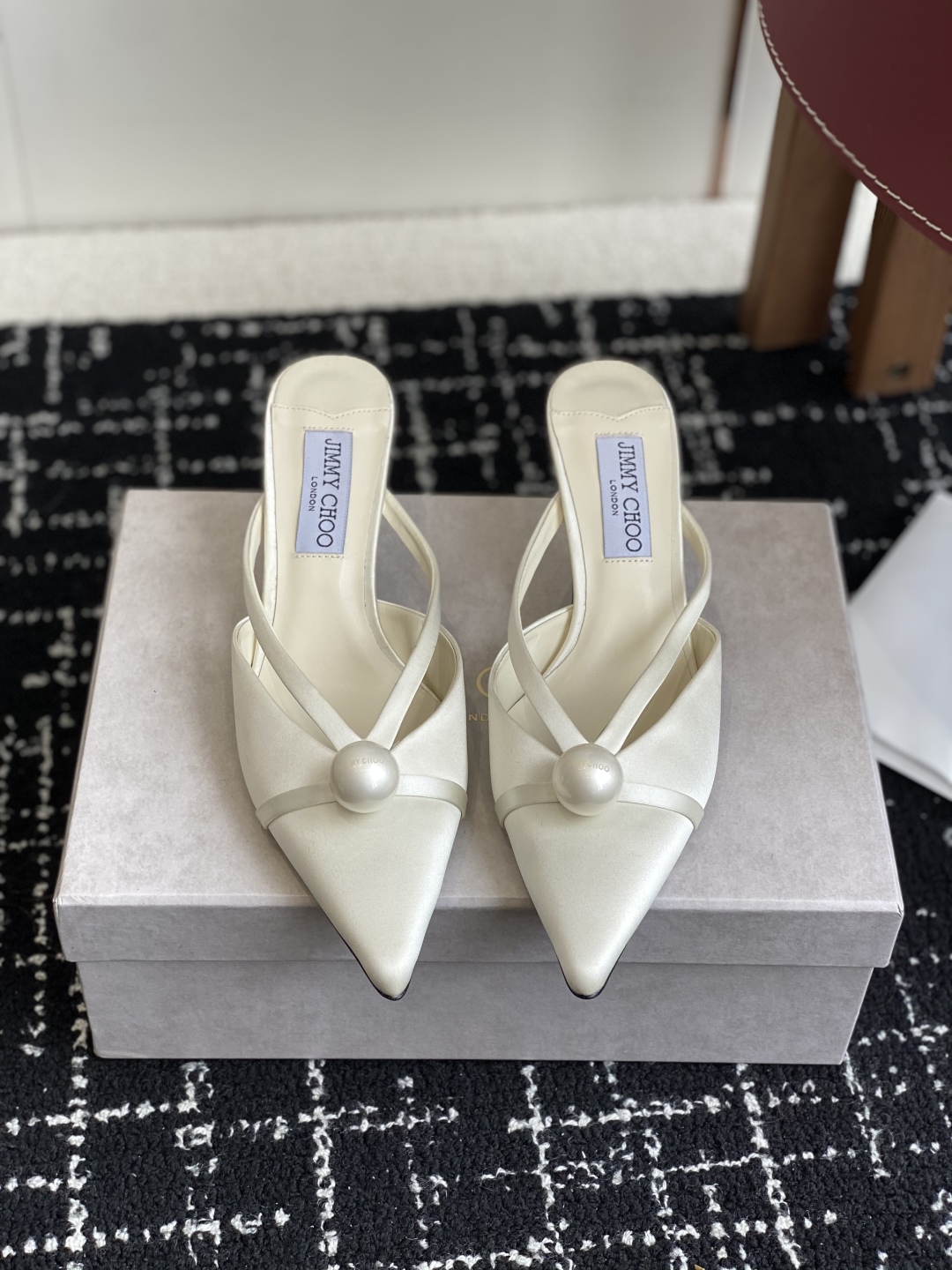 代购级Jimmy Choo 25ss 春夏 系列JC新款 高跟拖鞋 
模糊鞋履与珠宝配饰之间的界线 鲜明