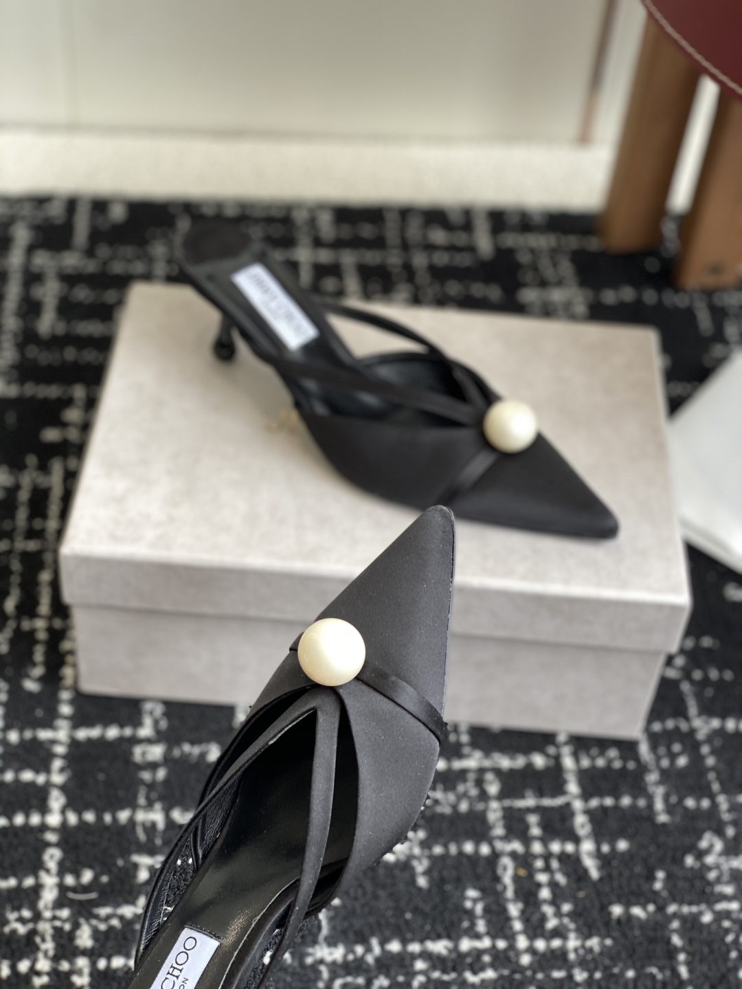代购级Jimmy Choo 25ss 春夏 系列JC新款 高跟拖鞋 
模糊鞋履与珠宝配饰之间的界线 鲜明