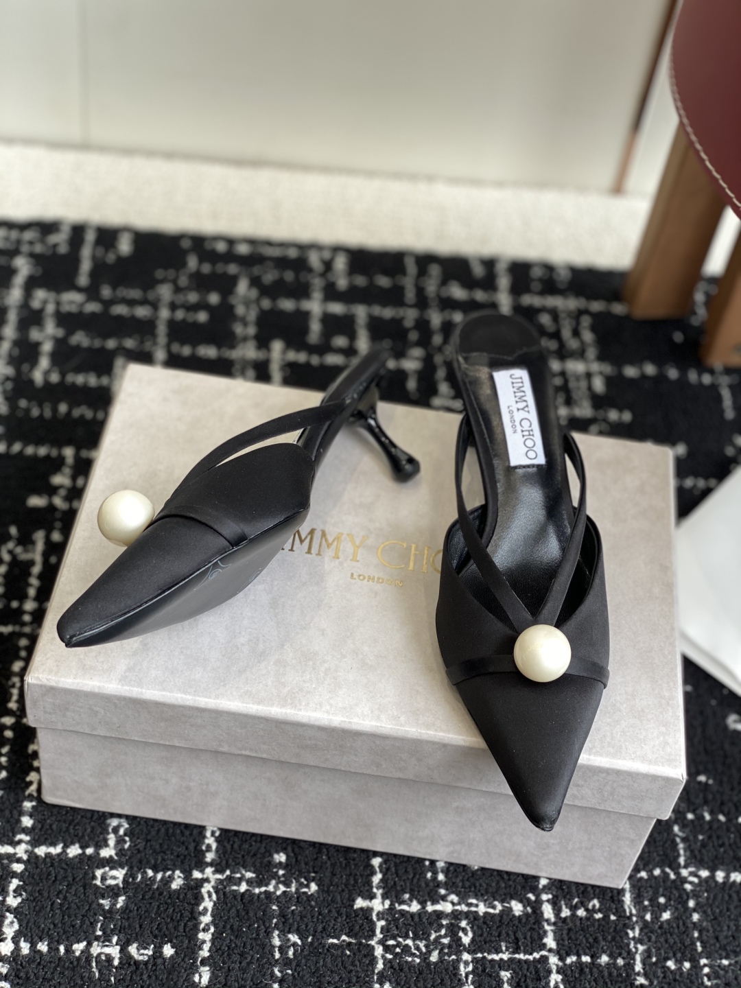 代购级Jimmy Choo 25ss 春夏 系列JC新款 高跟拖鞋 
模糊鞋履与珠宝配饰之间的界线 鲜明
