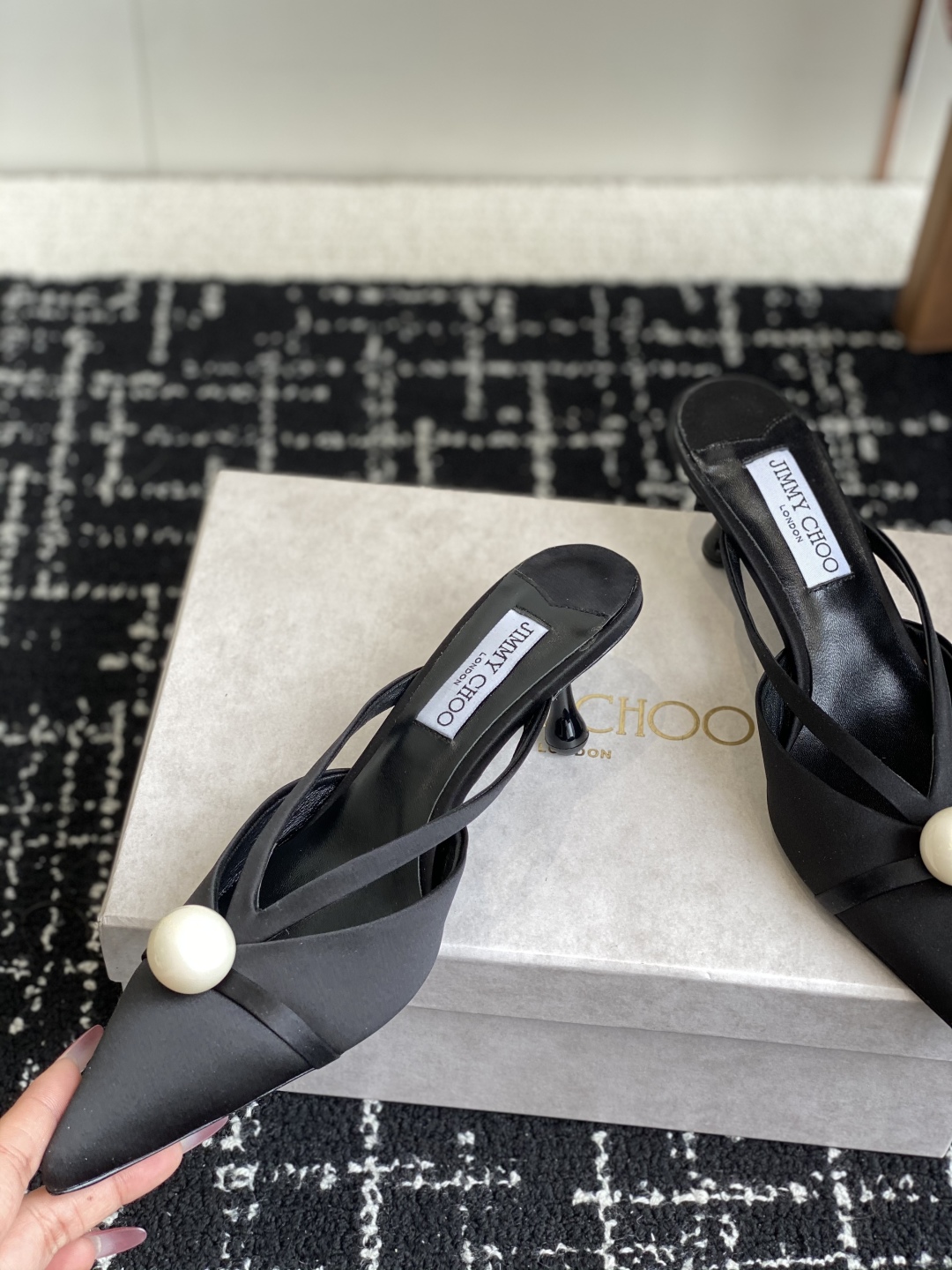 代购级Jimmy Choo 25ss 春夏 系列JC新款 高跟拖鞋 
模糊鞋履与珠宝配饰之间的界线 鲜明