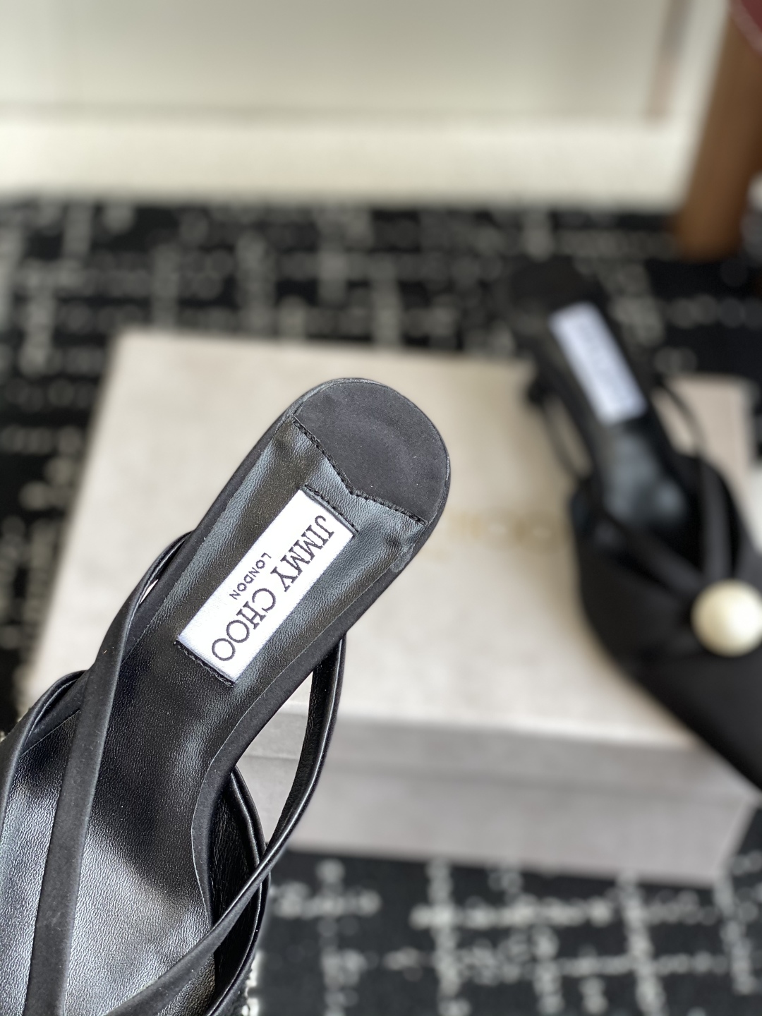 代购级Jimmy Choo 25ss 春夏 系列JC新款 高跟拖鞋 
模糊鞋履与珠宝配饰之间的界线 鲜明