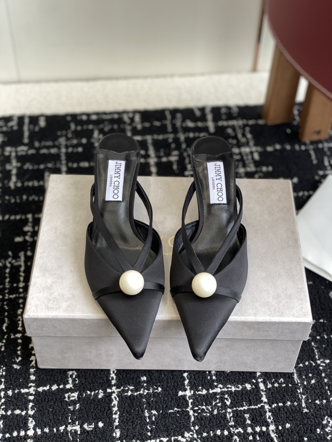 代购级Jimmy Choo 25ss 春夏 系列JC新款 高跟拖鞋 
模糊鞋履与珠宝配饰之间的界线 鲜明