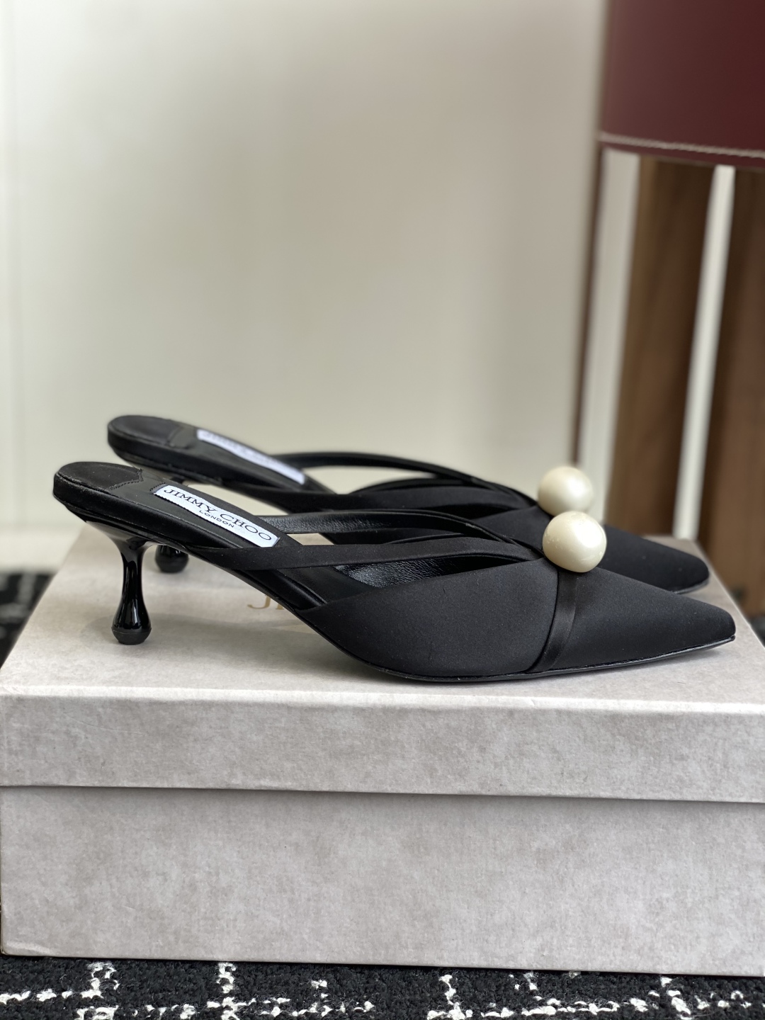 代购级Jimmy Choo 25ss 春夏 系列JC新款 高跟拖鞋 
模糊鞋履与珠宝配饰之间的界线 鲜明