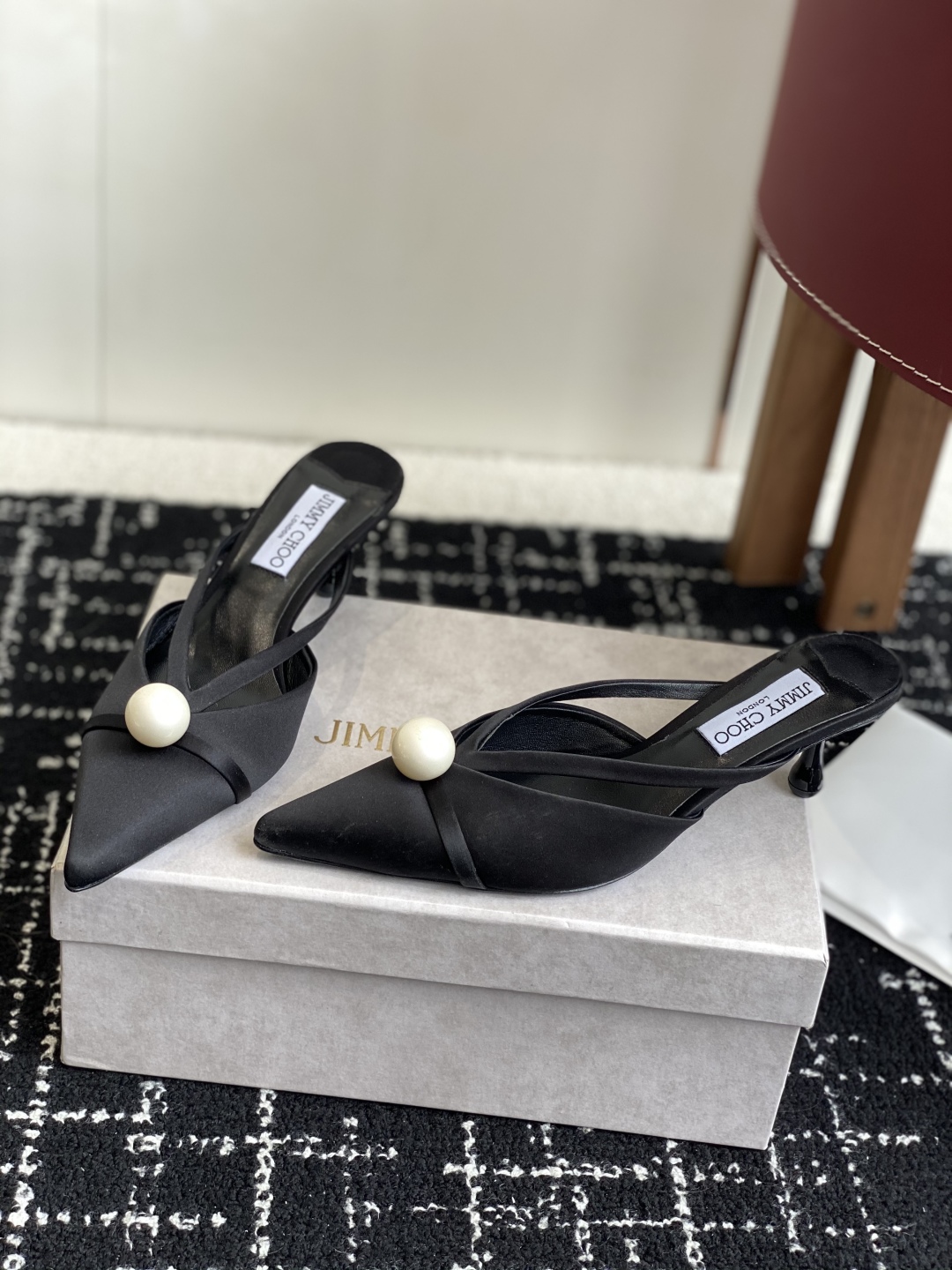 代购级Jimmy Choo 25ss 春夏 系列JC新款 高跟拖鞋 
模糊鞋履与珠宝配饰之间的界线 鲜明