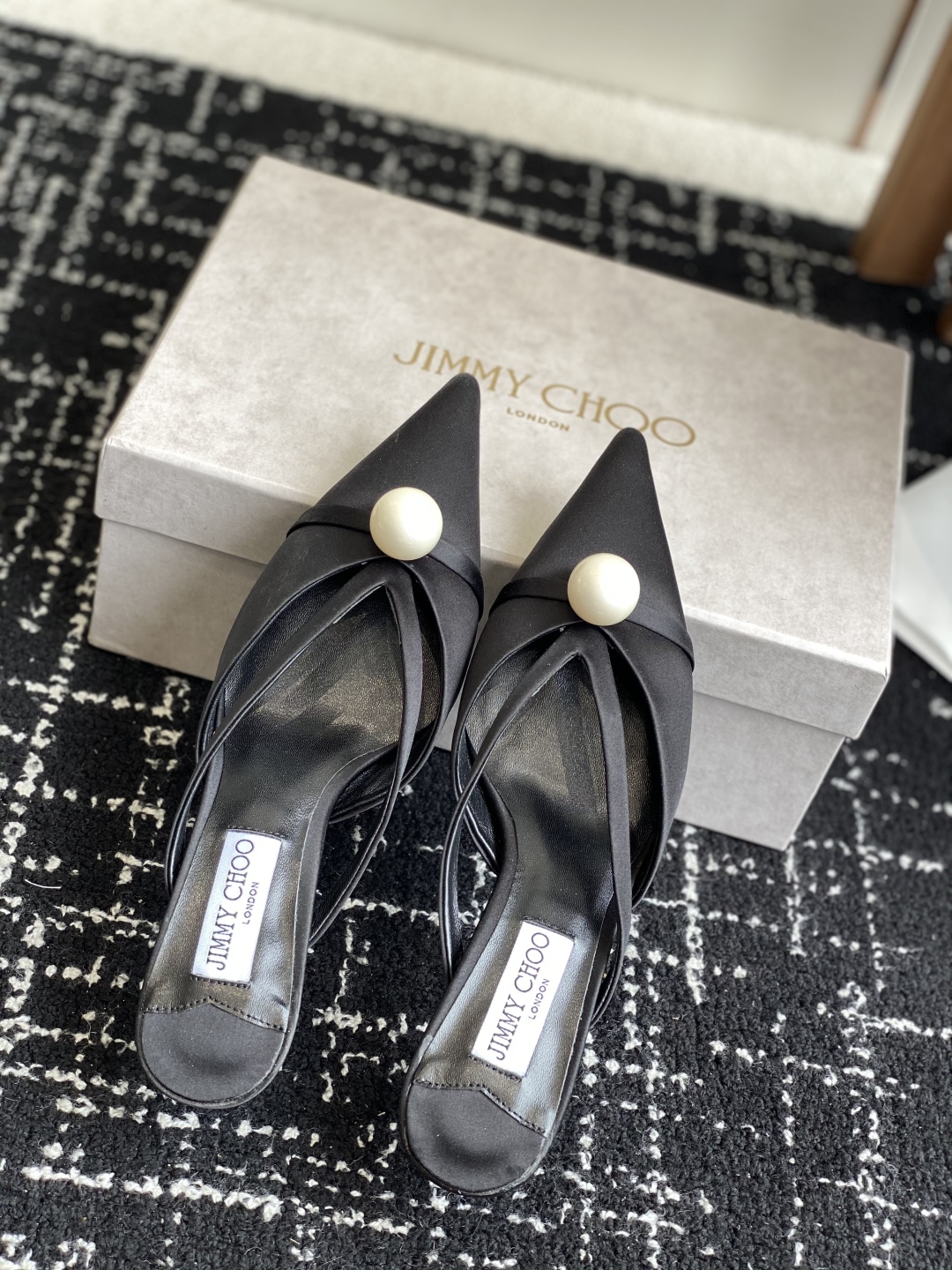 代购级Jimmy Choo 25ss 春夏 系列JC新款 高跟拖鞋 
模糊鞋履与珠宝配饰之间的界线 鲜明
