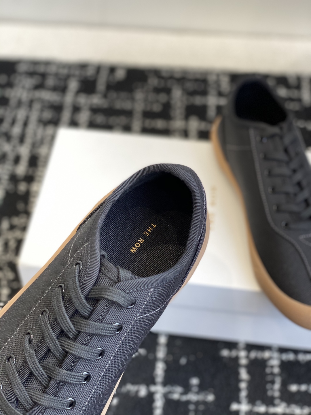 东莞代购级
The Row 25ss 春夏新款 运动鞋 德训鞋

最新款运动鞋采用的鞋面是帆布的设计，有