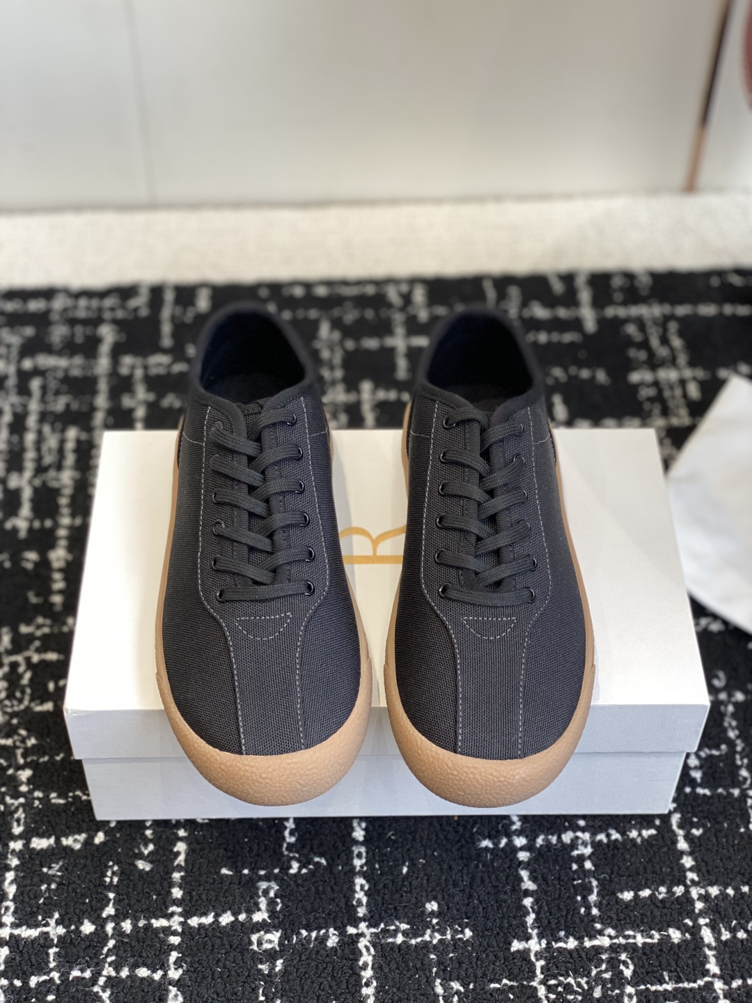 东莞代购级
The Row 25ss 春夏新款 运动鞋 德训鞋

最新款运动鞋采用的鞋面是帆布的设计，有