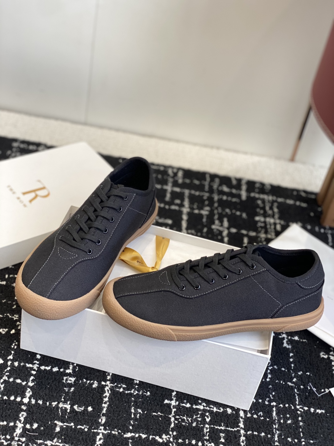 东莞代购级
The Row 25ss 春夏新款 运动鞋 德训鞋

最新款运动鞋采用的鞋面是帆布的设计，有