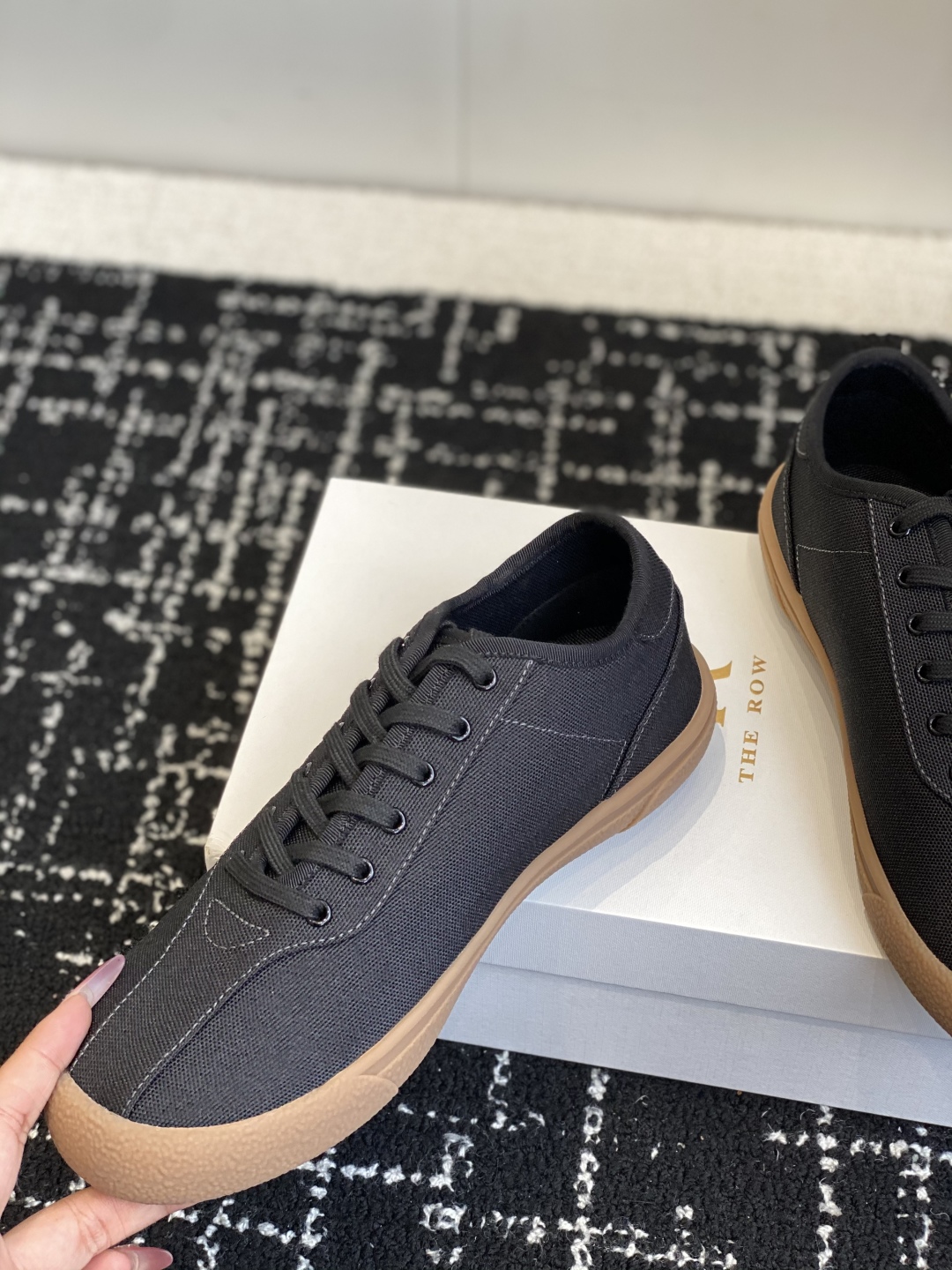 东莞代购级
The Row 25ss 春夏新款 运动鞋 德训鞋

最新款运动鞋采用的鞋面是帆布的设计，有