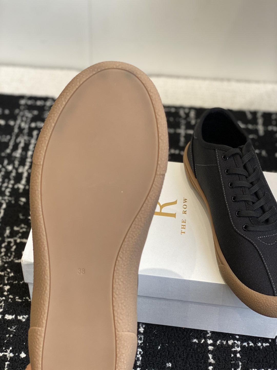 东莞代购级
The Row 25ss 春夏新款 运动鞋 德训鞋

最新款运动鞋采用的鞋面是帆布的设计，有