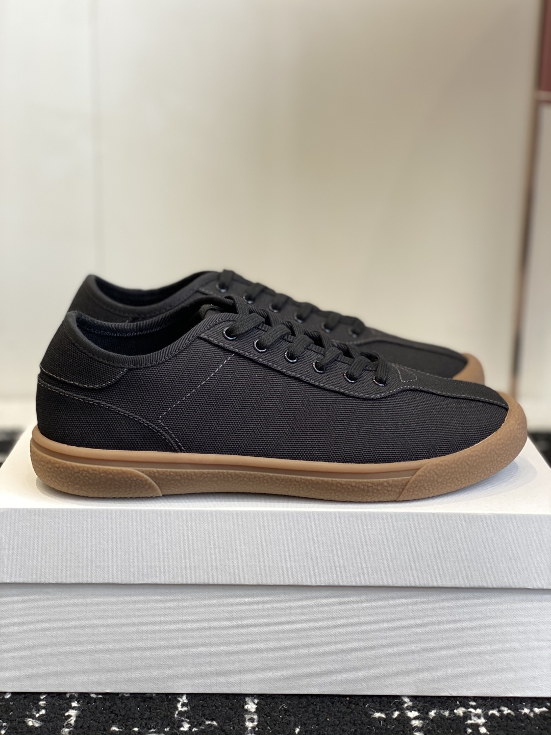 东莞代购级
The Row 25ss 春夏新款 运动鞋 德训鞋

最新款运动鞋采用的鞋面是帆布的设计，有