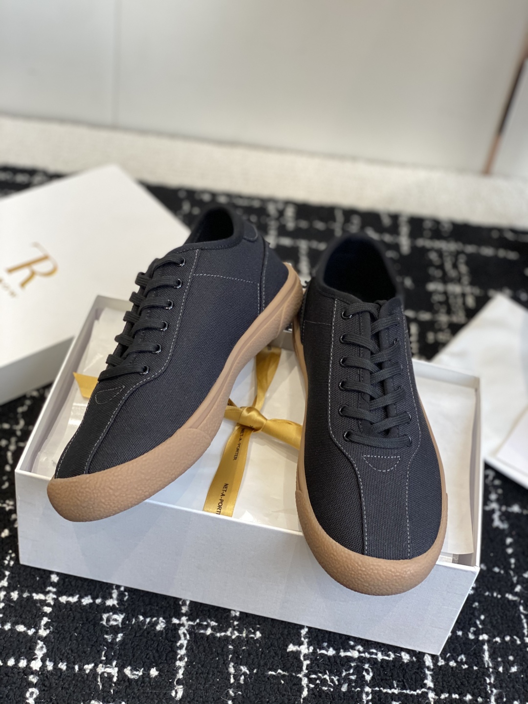 东莞代购级
The Row 25ss 春夏新款 运动鞋 德训鞋

最新款运动鞋采用的鞋面是帆布的设计，有