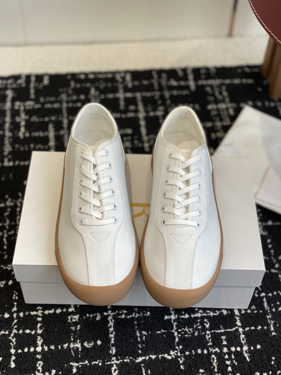 东莞代购级
The Row 25ss 春夏新款 运动鞋 德训鞋

最新款运动鞋采用的鞋面是帆布的设计，有