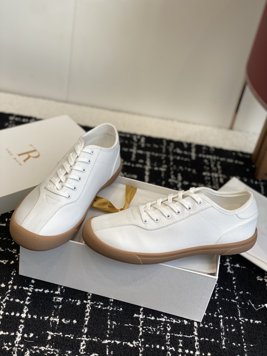 东莞代购级
The Row 25ss 春夏新款 运动鞋 德训鞋

最新款运动鞋采用的鞋面是帆布的设计，有