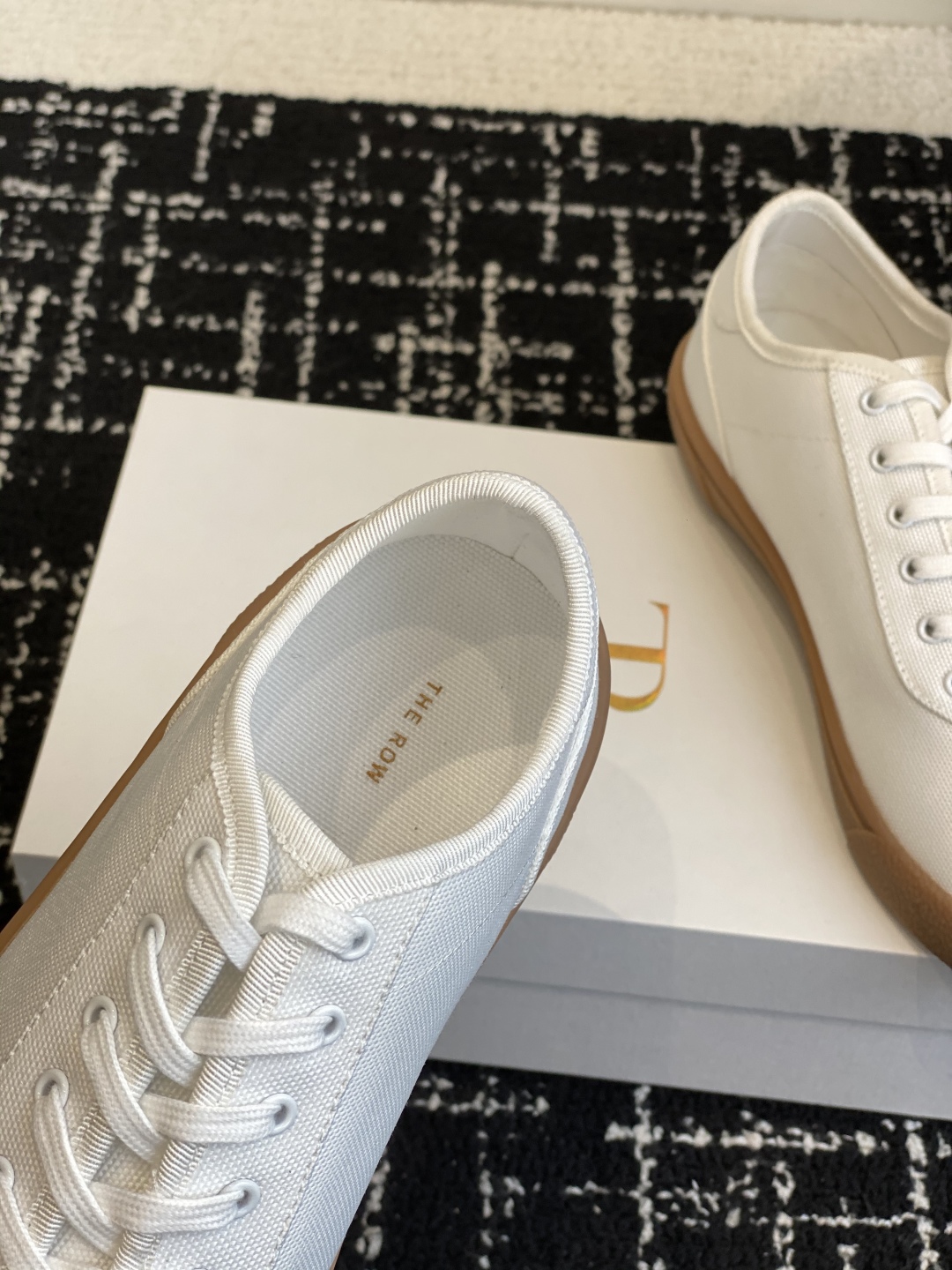 东莞代购级
The Row 25ss 春夏新款 运动鞋 德训鞋

最新款运动鞋采用的鞋面是帆布的设计，有
