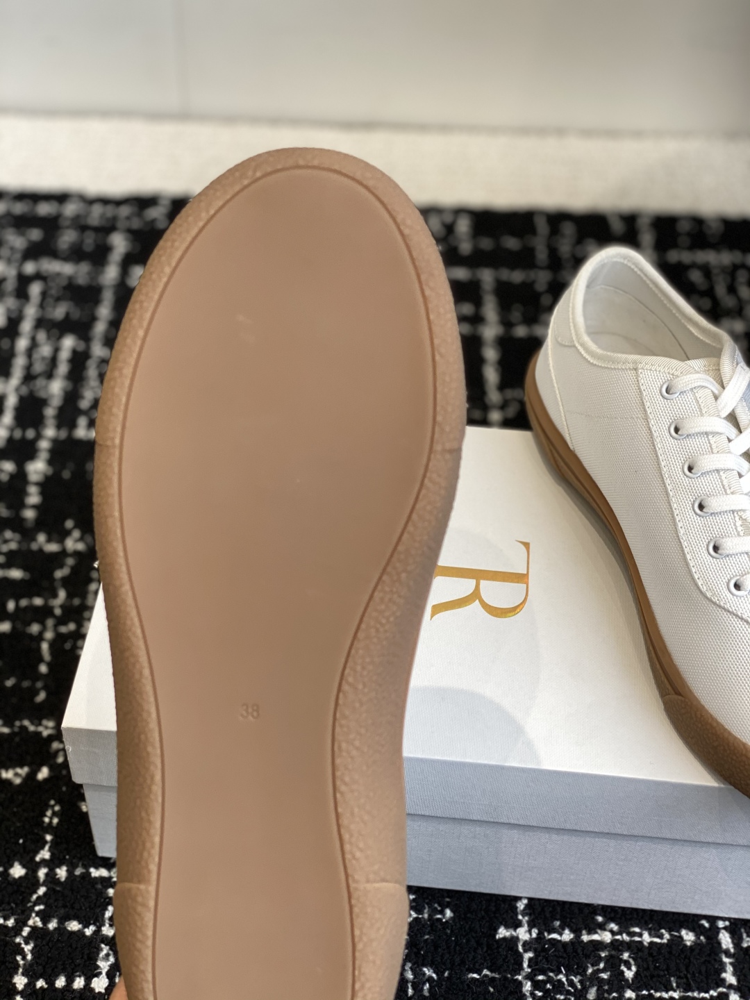 东莞代购级
The Row 25ss 春夏新款 运动鞋 德训鞋

最新款运动鞋采用的鞋面是帆布的设计，有