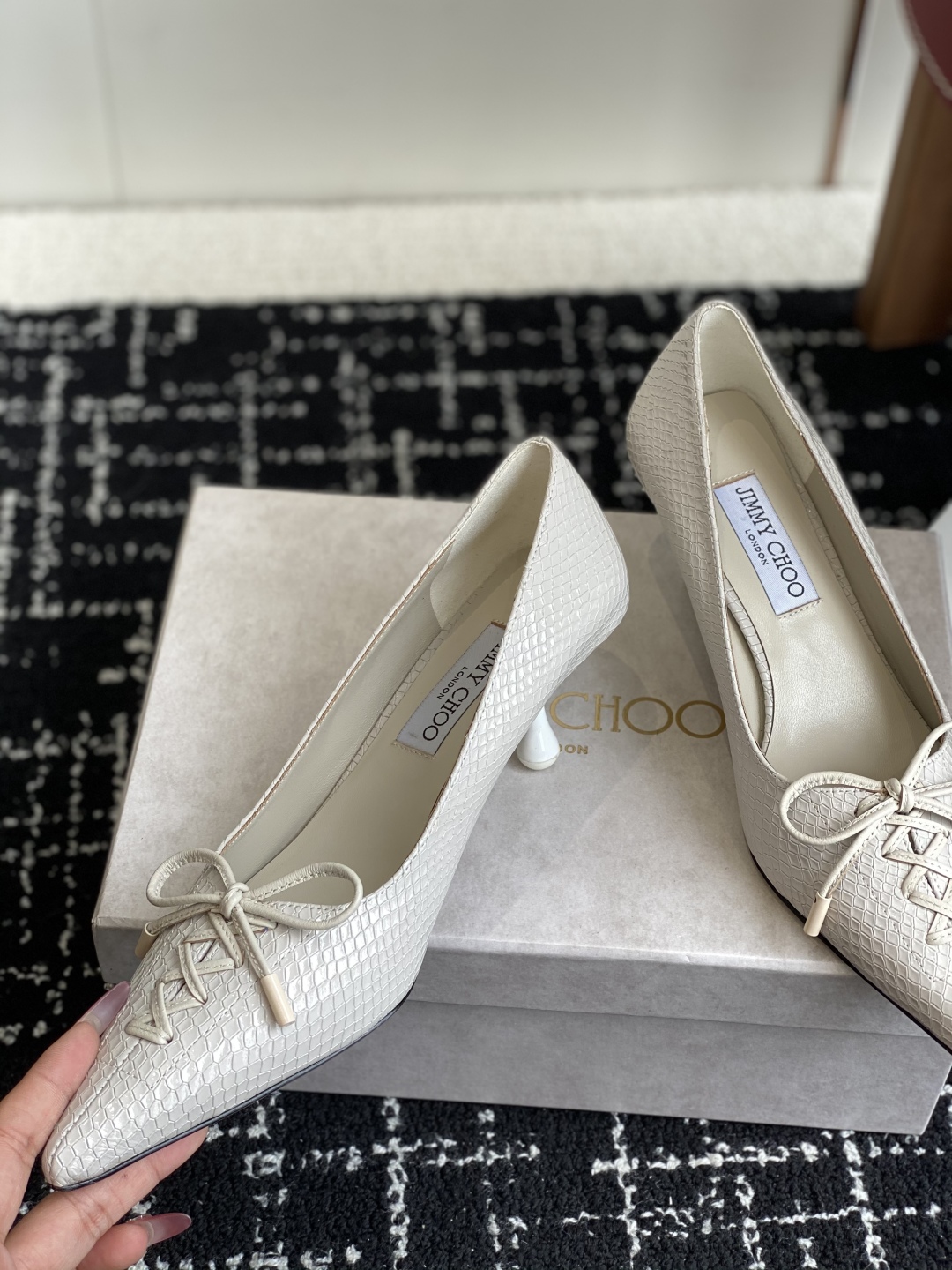 代购级
Jimmy Choo 25ss 春夏 系列JC新款 高跟拖鞋 单鞋

模糊鞋履与珠宝配饰之间的界