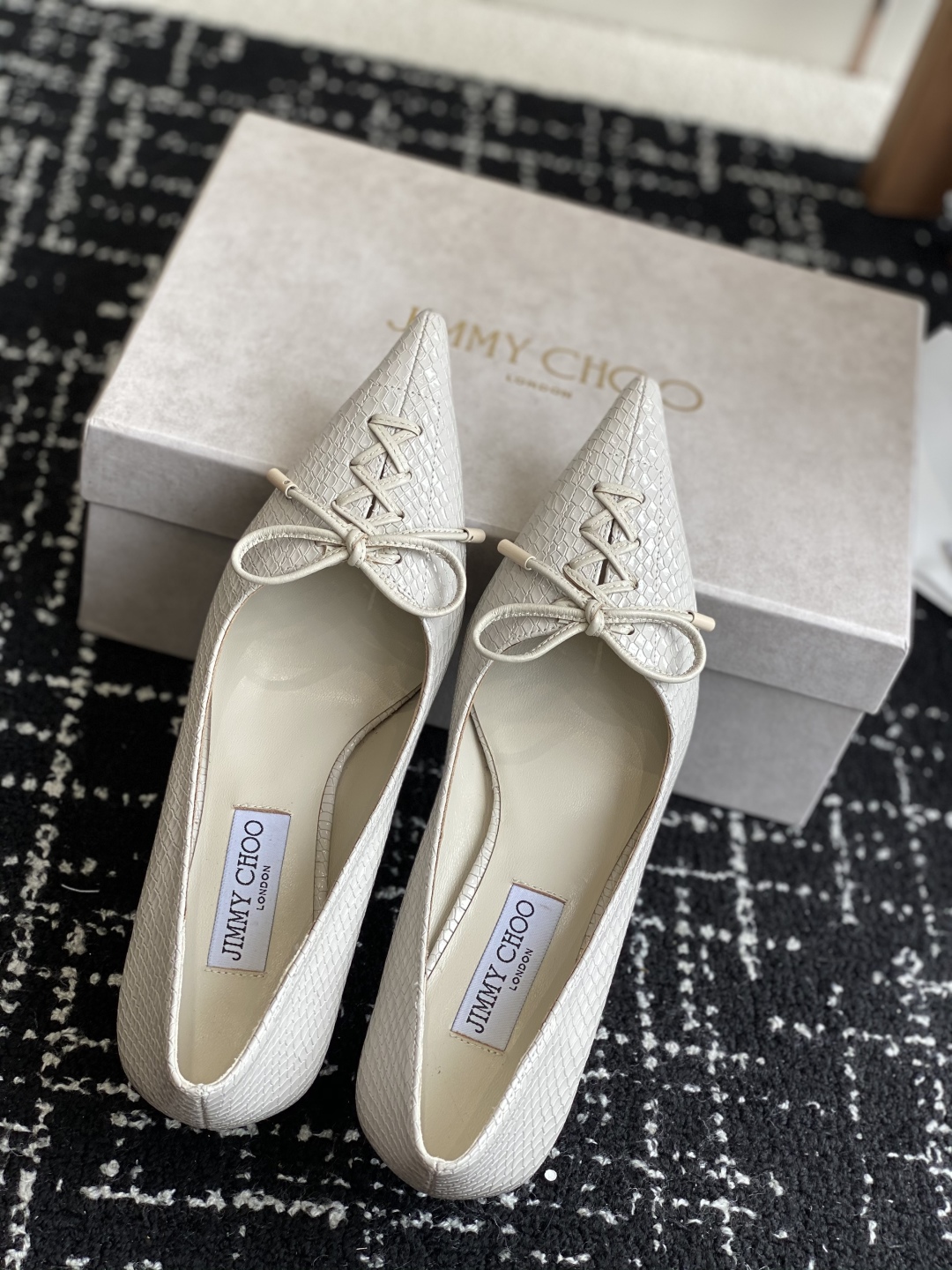 代购级
Jimmy Choo 25ss 春夏 系列JC新款 高跟拖鞋 单鞋

模糊鞋履与珠宝配饰之间的界
