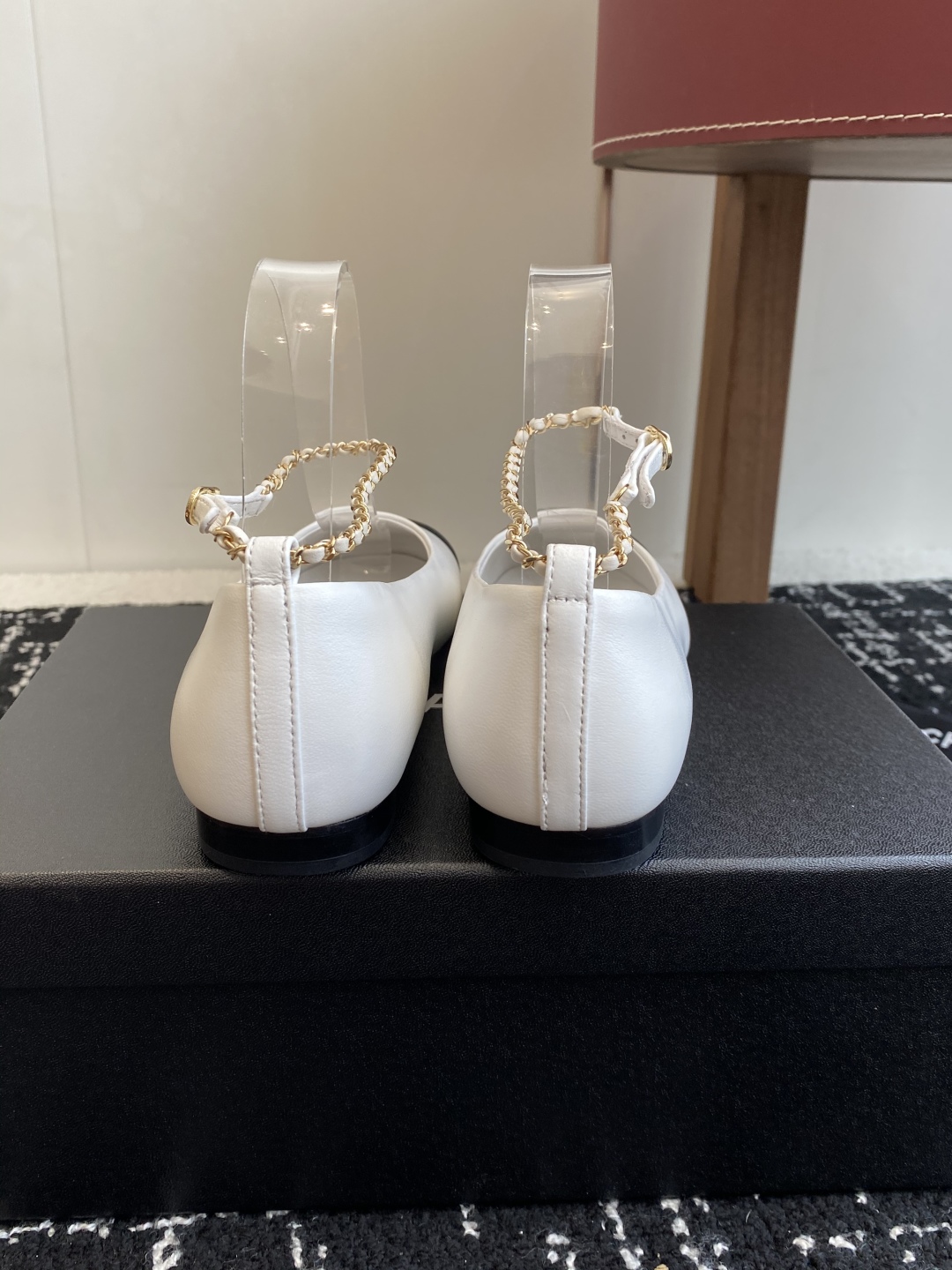 代购级
Chanel 25ss 春夏系列 玛丽珍 芭蕾舞鞋

非常火的大双C设计手工车线非常耗时耗力
独