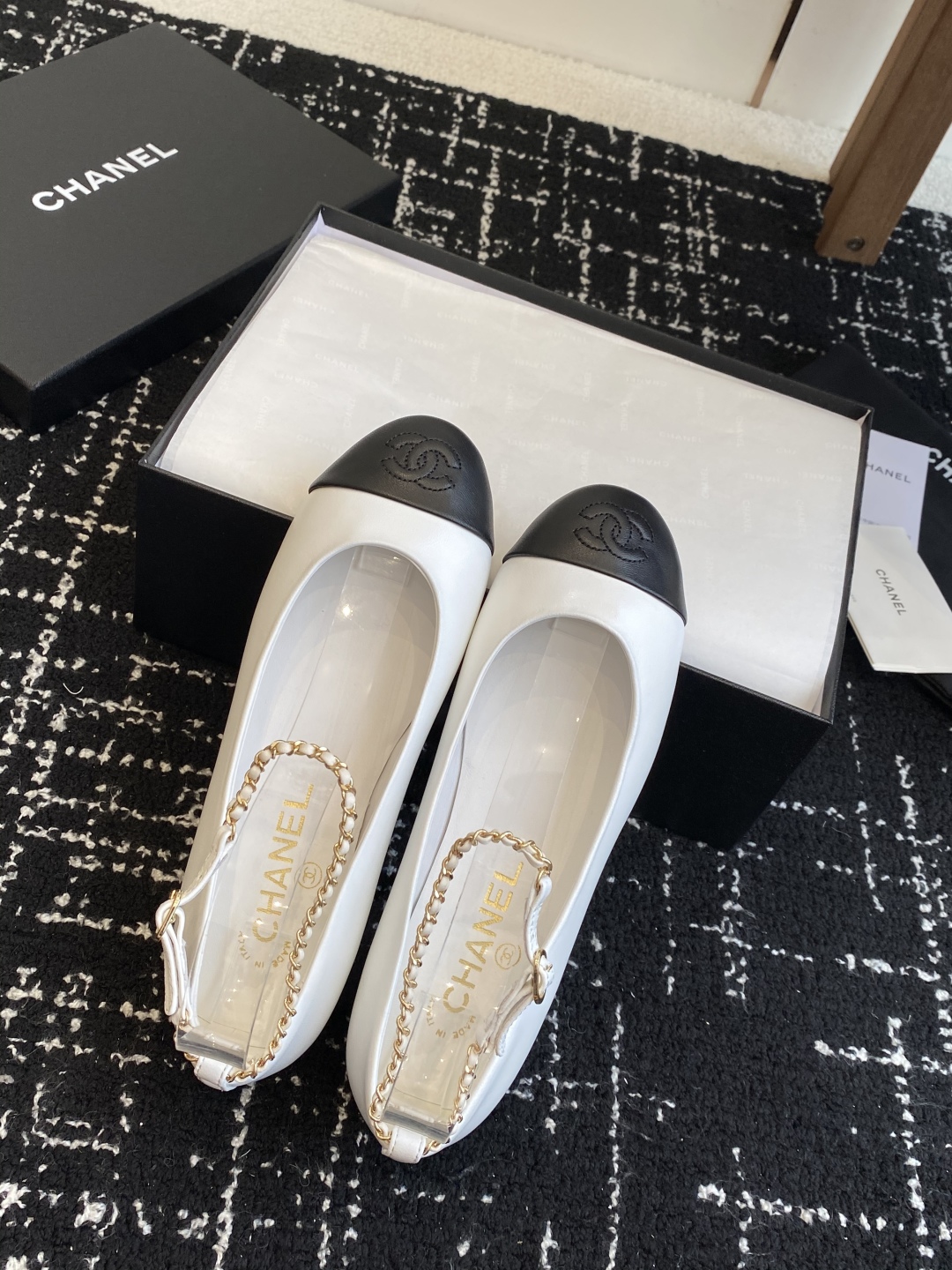 代购级
Chanel 25ss 春夏系列 玛丽珍 芭蕾舞鞋

非常火的大双C设计手工车线非常耗时耗力
独