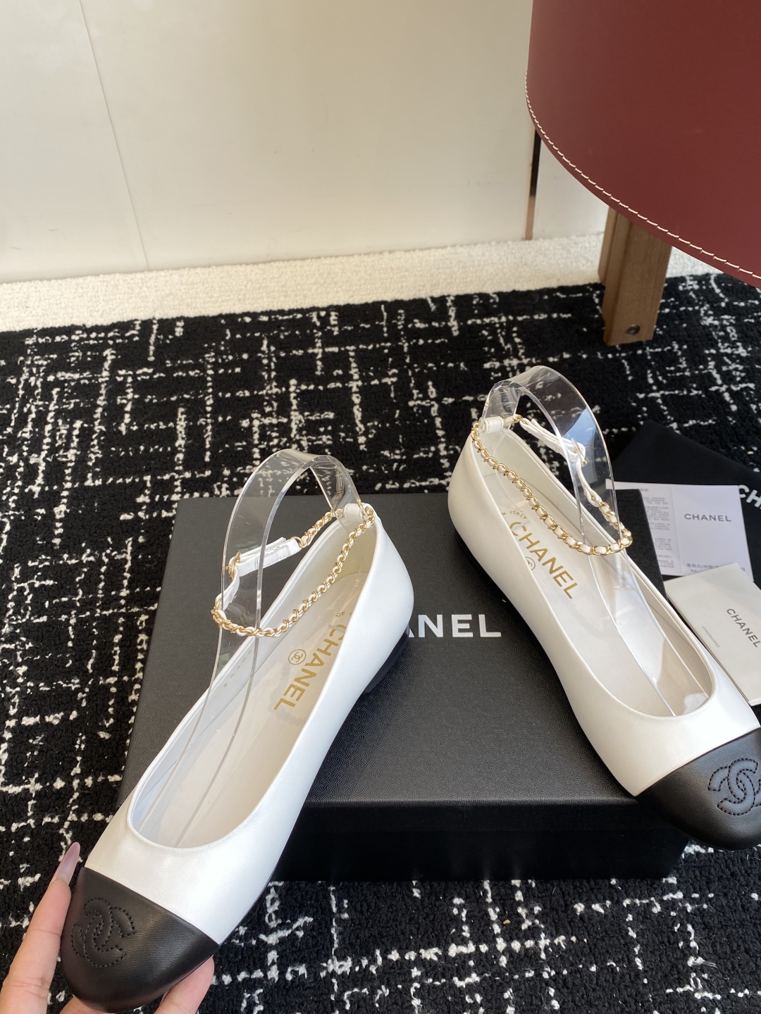 代购级
Chanel 25ss 春夏系列 玛丽珍 芭蕾舞鞋

非常火的大双C设计手工车线非常耗时耗力
独