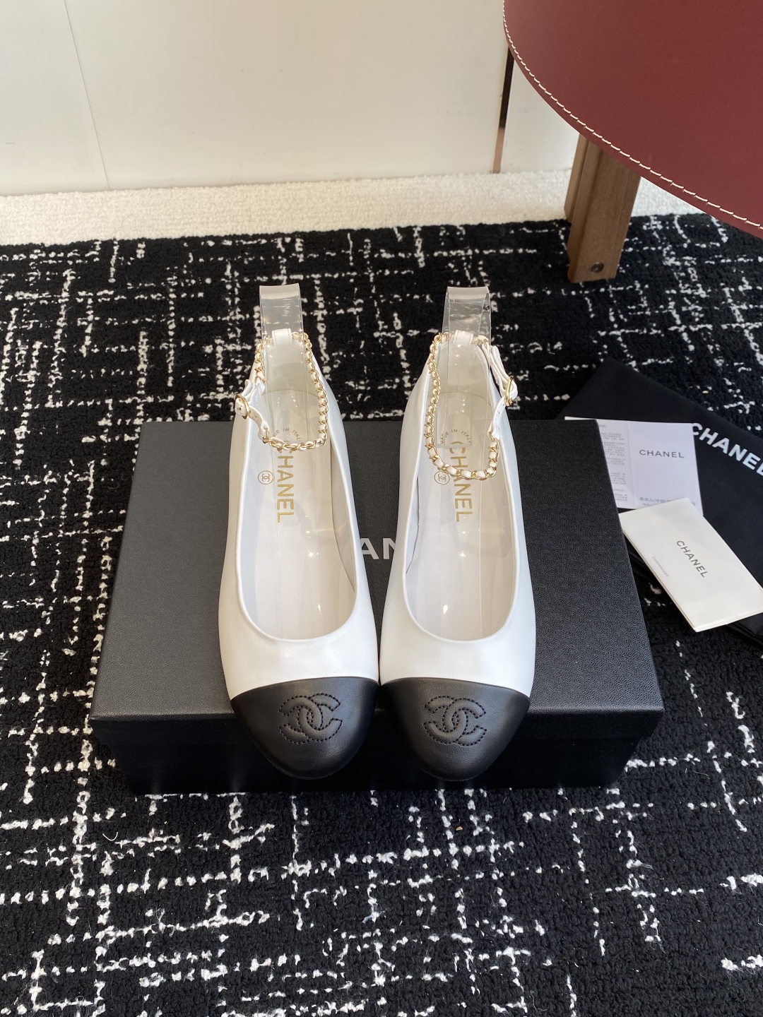 代购级
Chanel 25ss 春夏系列 玛丽珍 芭蕾舞鞋

非常火的大双C设计手工车线非常耗时耗力
独