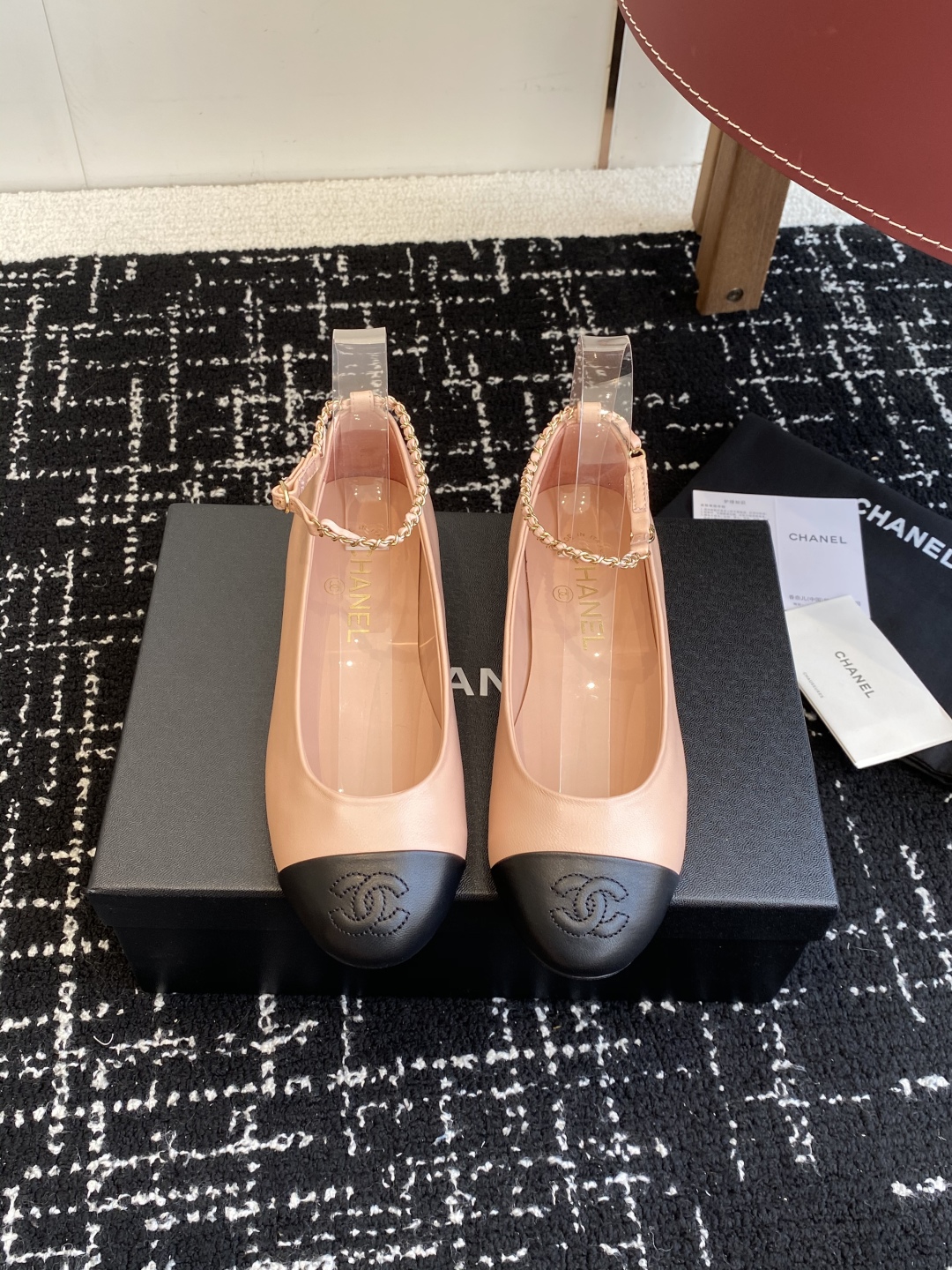 代购级
Chanel 25ss 春夏系列 玛丽珍 芭蕾舞鞋

非常火的大双C设计手工车线非常耗时耗力
独