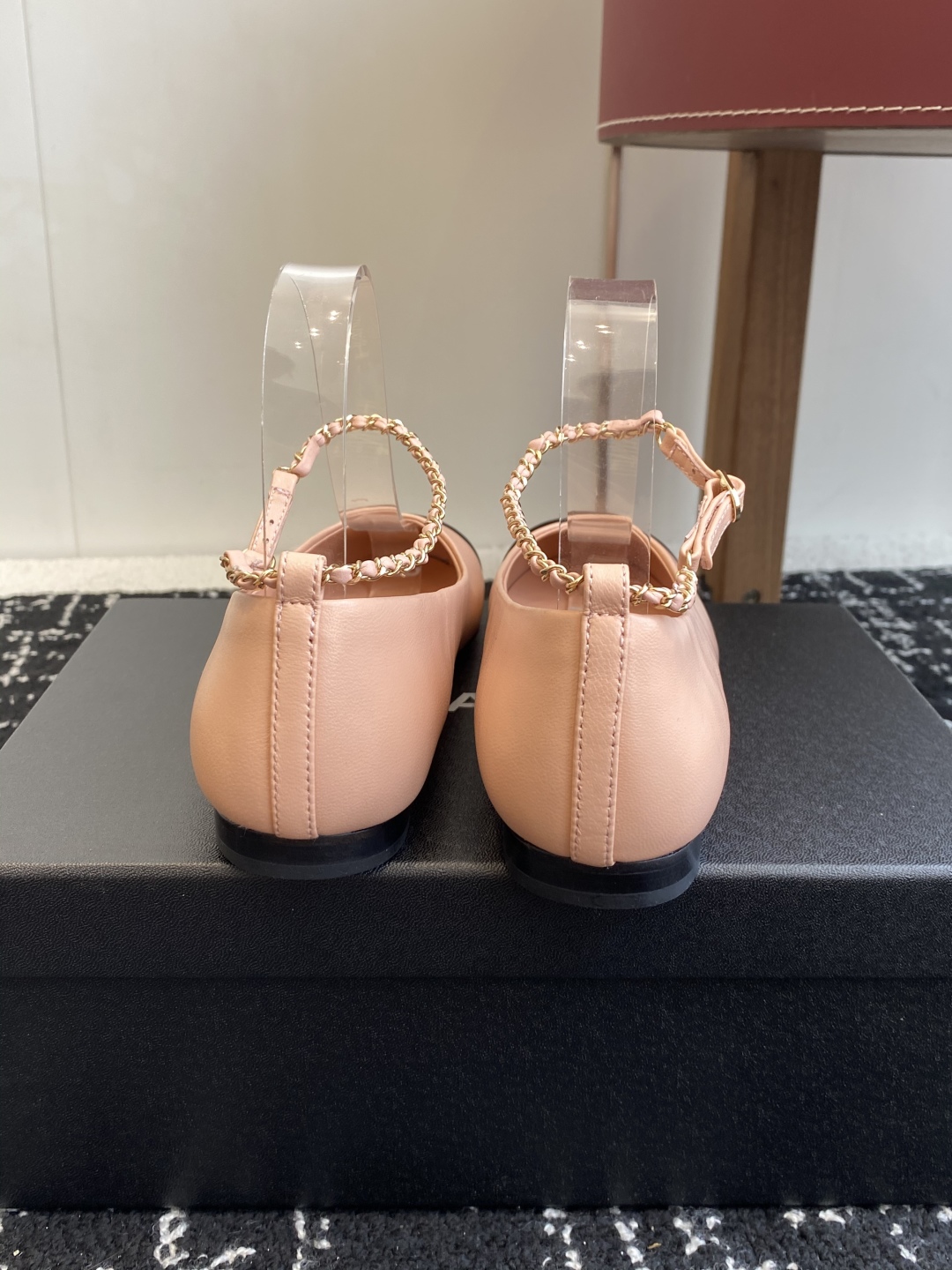 代购级
Chanel 25ss 春夏系列 玛丽珍 芭蕾舞鞋

非常火的大双C设计手工车线非常耗时耗力
独