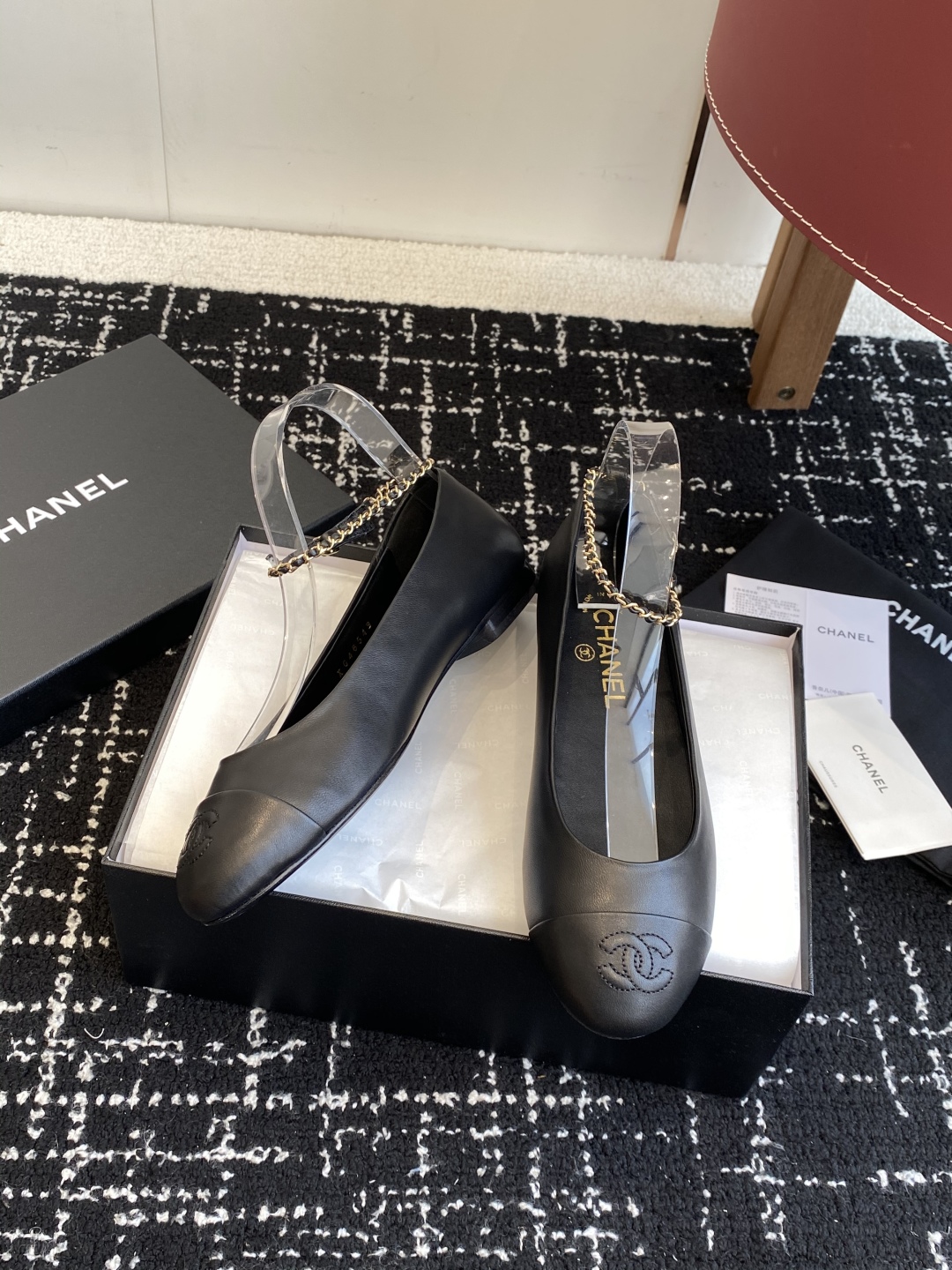 代购级
Chanel 25ss 春夏系列 玛丽珍 芭蕾舞鞋

非常火的大双C设计手工车线非常耗时耗力
独