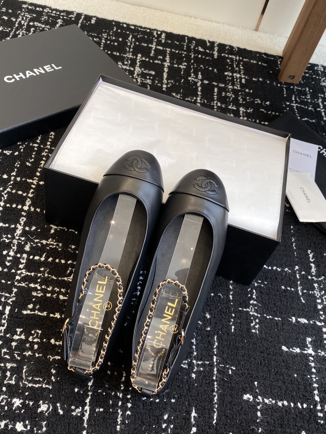 代购级
Chanel 25ss 春夏系列 玛丽珍 芭蕾舞鞋

非常火的大双C设计手工车线非常耗时耗力
独