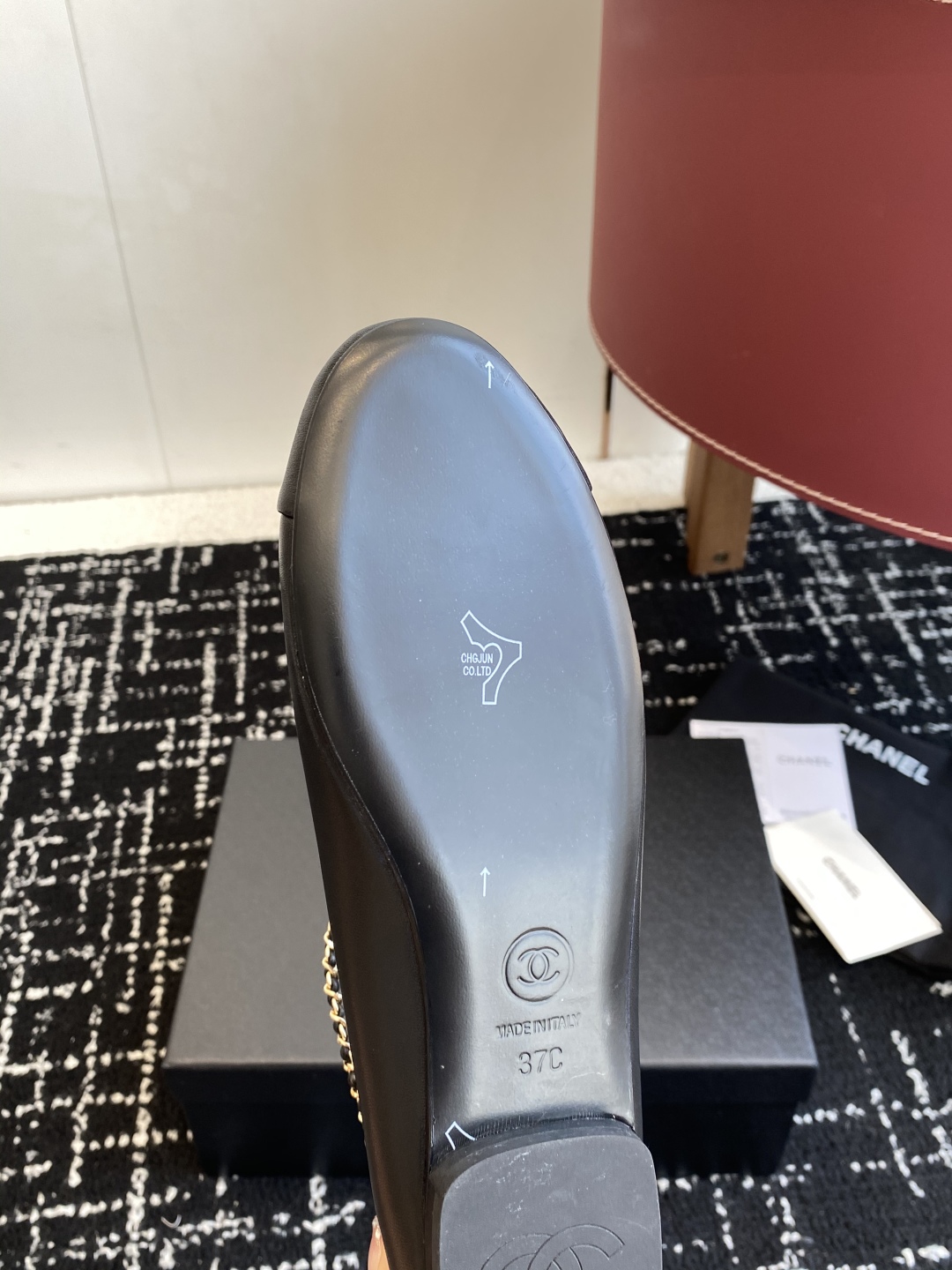 代购级
Chanel 25ss 春夏系列 玛丽珍 芭蕾舞鞋

非常火的大双C设计手工车线非常耗时耗力
独