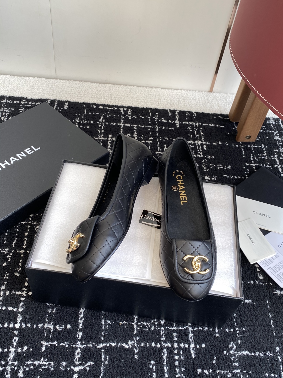 代购级
Chanel 25ss 春夏系列 玛丽珍 芭蕾舞鞋

非常火的大双C设计手工车线非常耗时耗力
独