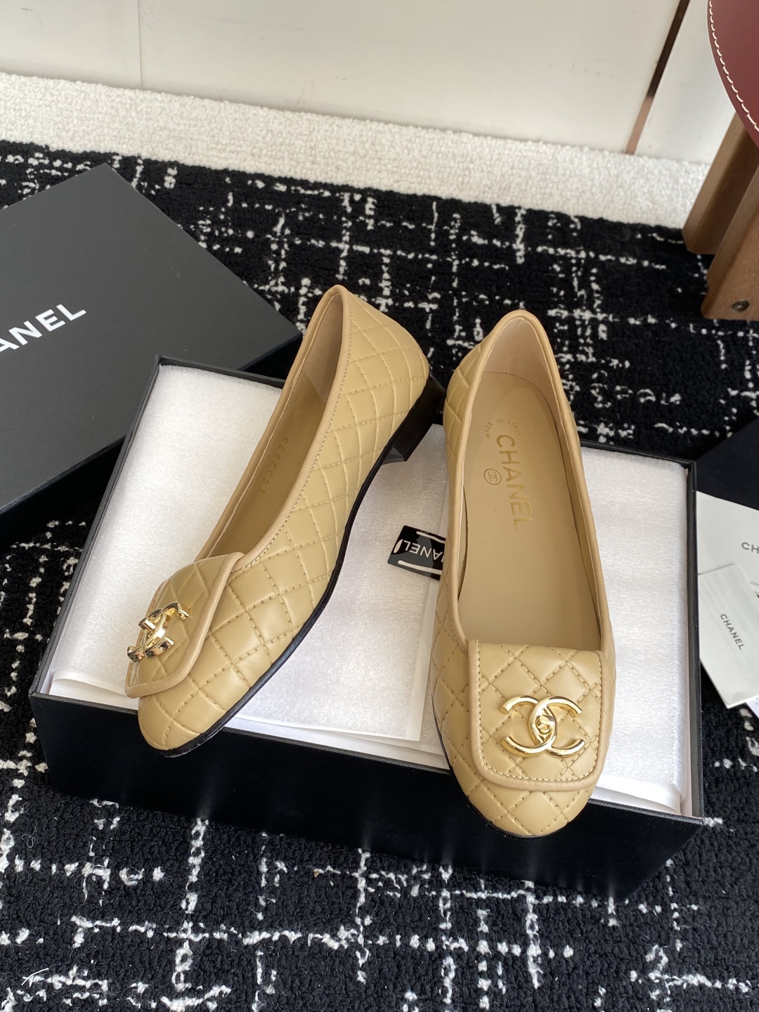 代购级
Chanel 25ss 春夏系列 玛丽珍 芭蕾舞鞋

非常火的大双C设计手工车线非常耗时耗力
独