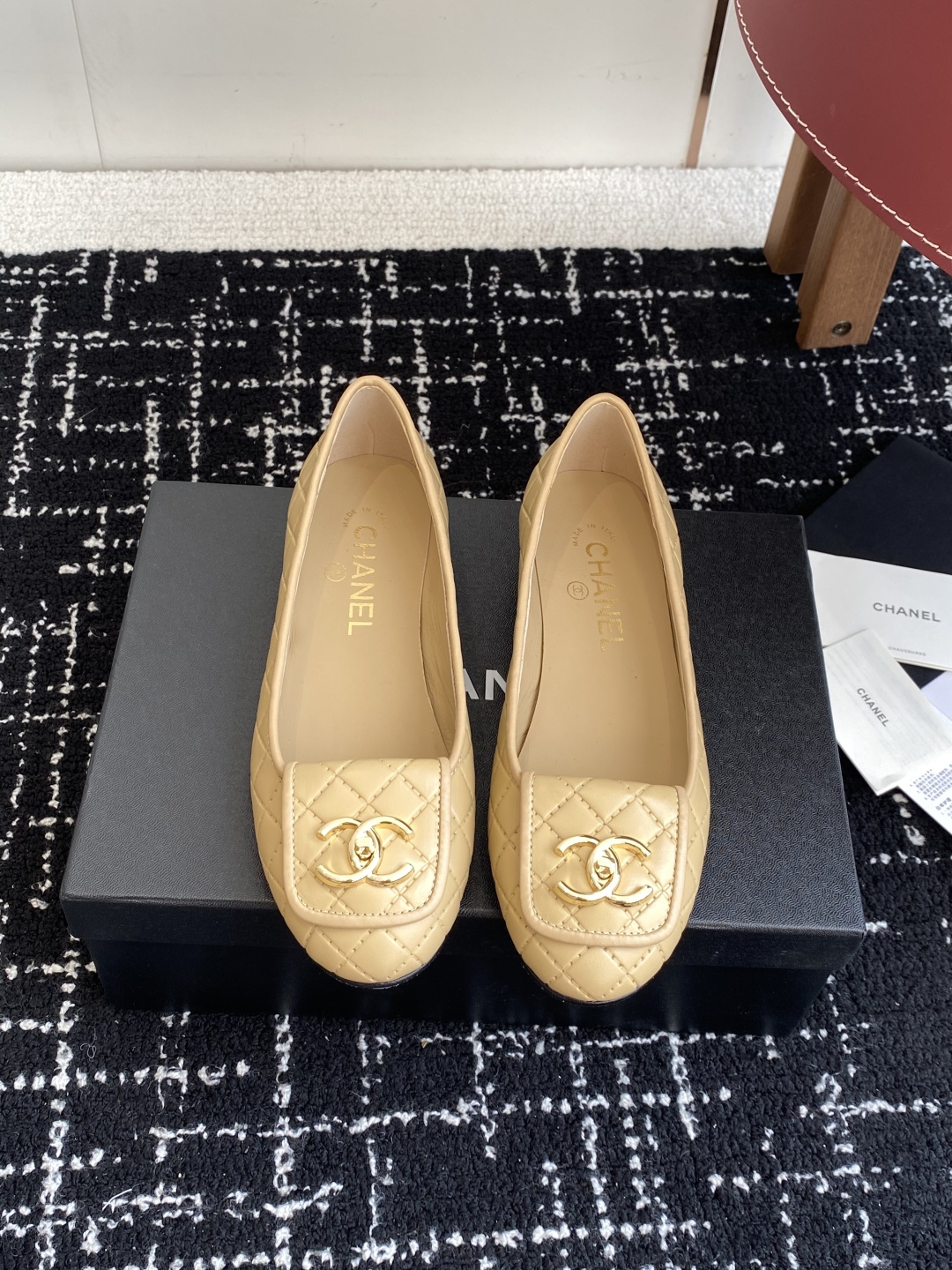 代购级
Chanel 25ss 春夏系列 玛丽珍 芭蕾舞鞋

非常火的大双C设计手工车线非常耗时耗力
独