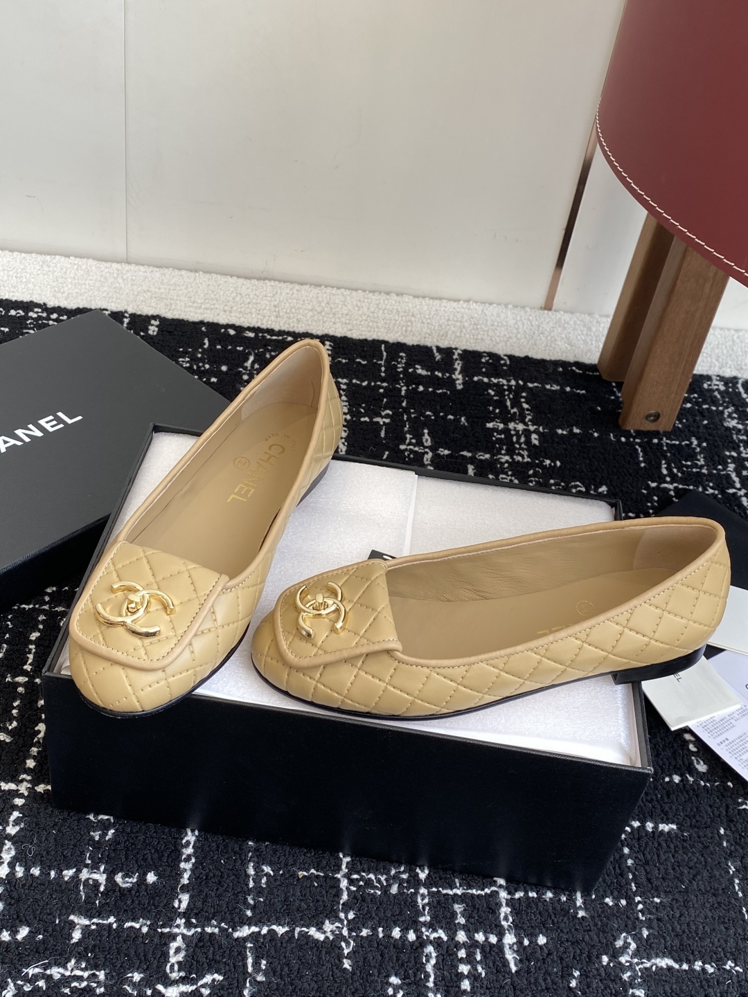 代购级
Chanel 25ss 春夏系列 玛丽珍 芭蕾舞鞋

非常火的大双C设计手工车线非常耗时耗力
独