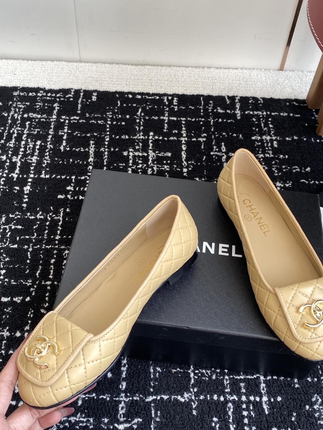 代购级
Chanel 25ss 春夏系列 玛丽珍 芭蕾舞鞋

非常火的大双C设计手工车线非常耗时耗力
独