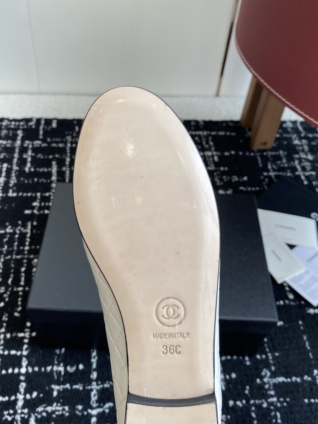 代购级
Chanel 25ss 春夏系列 玛丽珍 芭蕾舞鞋

非常火的大双C设计手工车线非常耗时耗力
独