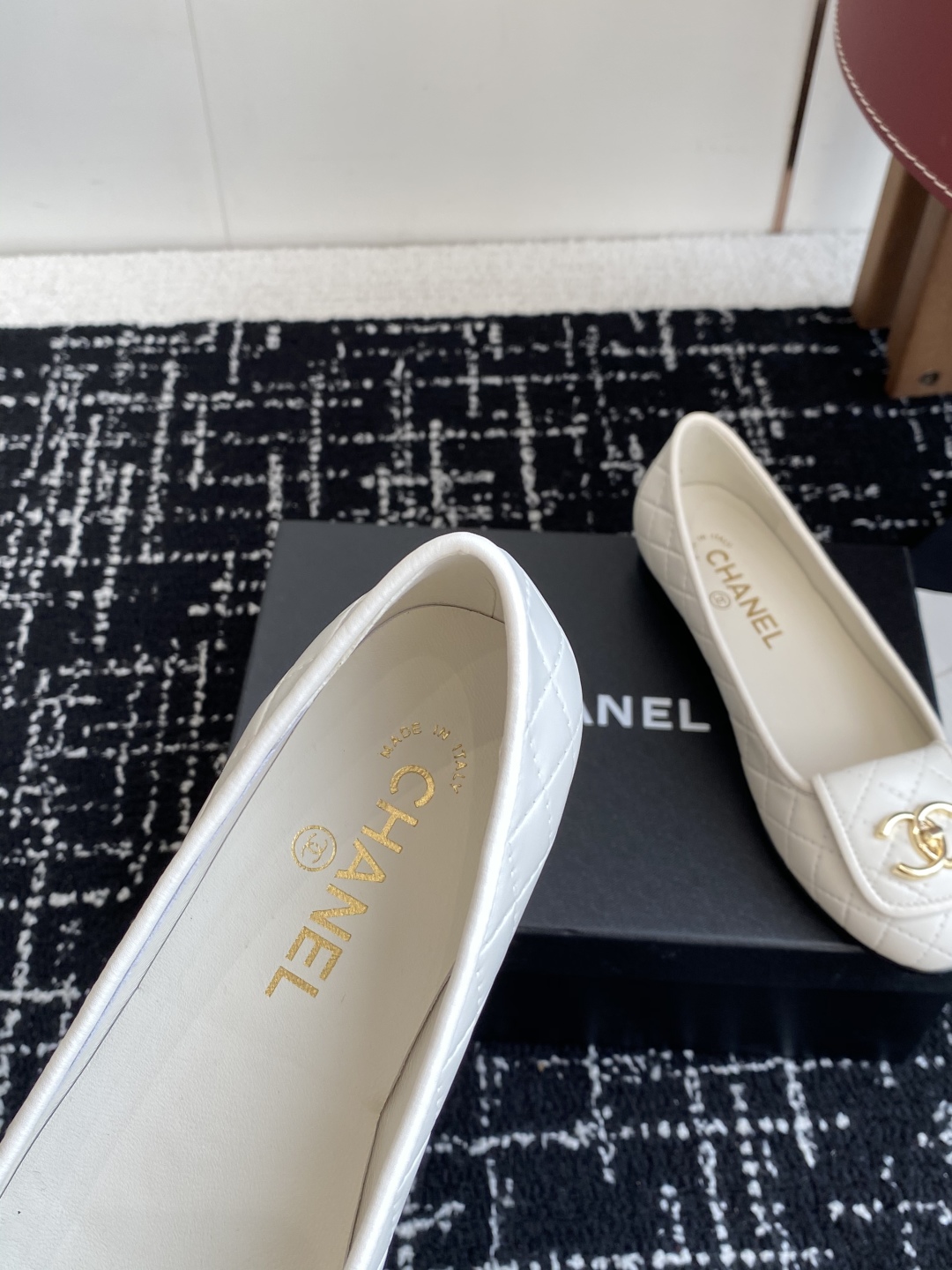 代购级
Chanel 25ss 春夏系列 玛丽珍 芭蕾舞鞋

非常火的大双C设计手工车线非常耗时耗力
独