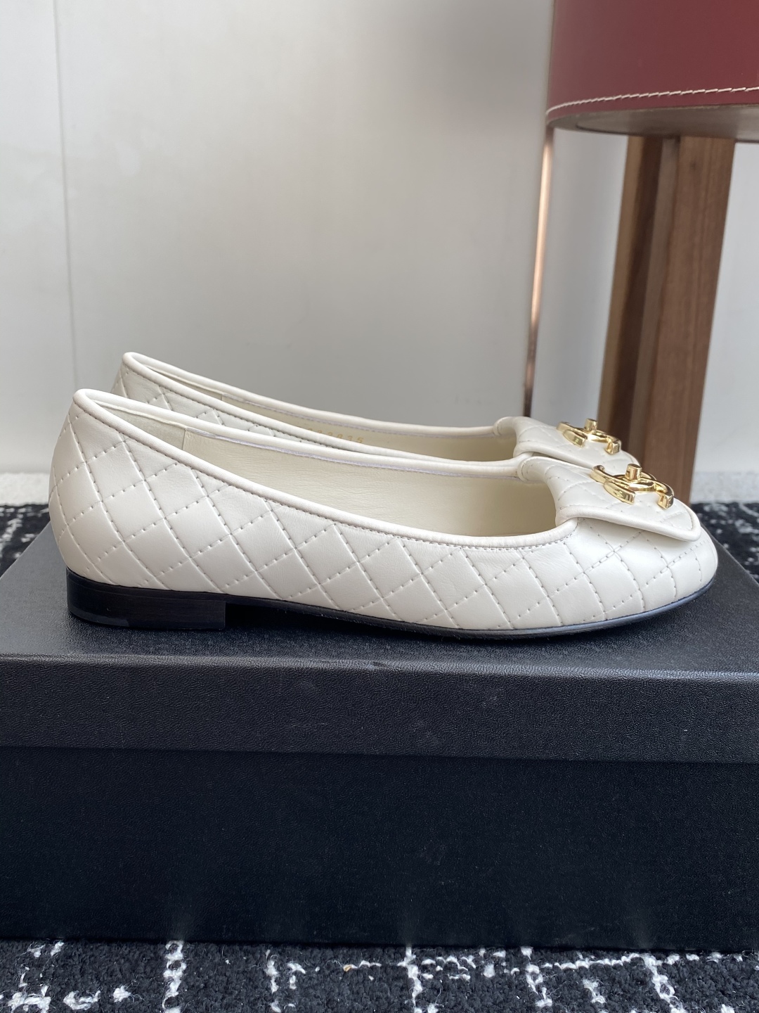 代购级
Chanel 25ss 春夏系列 玛丽珍 芭蕾舞鞋

非常火的大双C设计手工车线非常耗时耗力
独