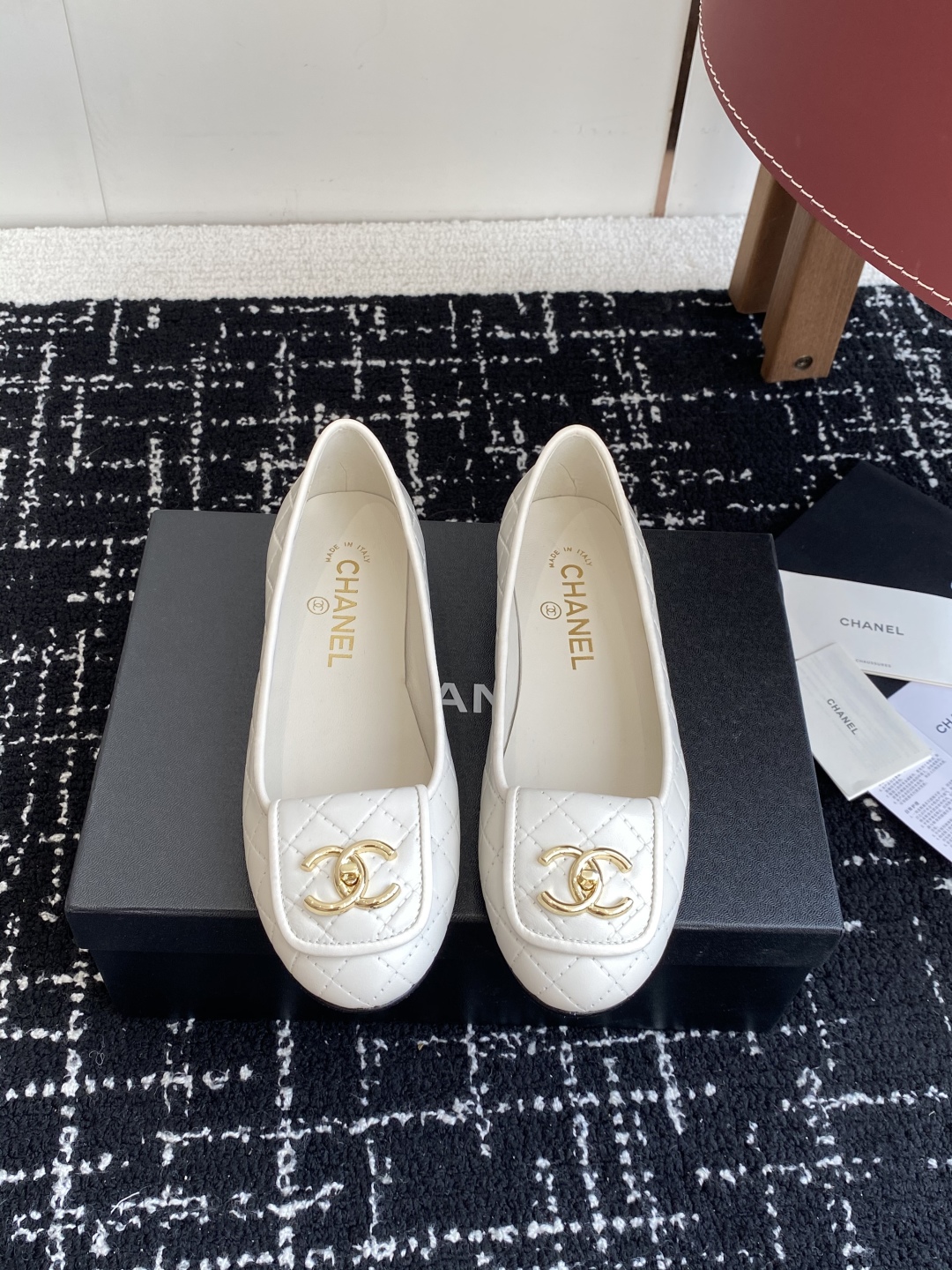 代购级
Chanel 25ss 春夏系列 玛丽珍 芭蕾舞鞋

非常火的大双C设计手工车线非常耗时耗力
独