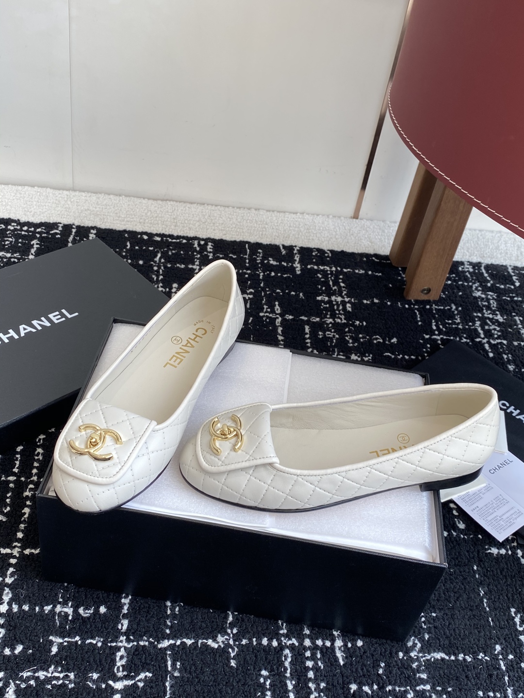 代购级
Chanel 25ss 春夏系列 玛丽珍 芭蕾舞鞋

非常火的大双C设计手工车线非常耗时耗力
独