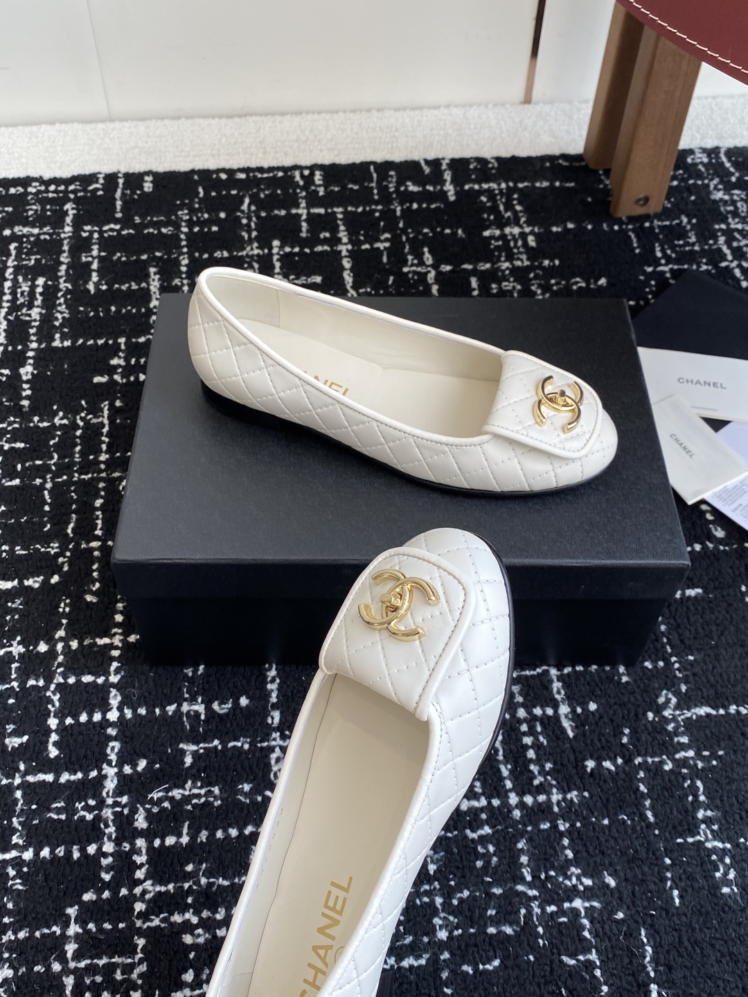 代购级
Chanel 25ss 春夏系列 玛丽珍 芭蕾舞鞋

非常火的大双C设计手工车线非常耗时耗力
独