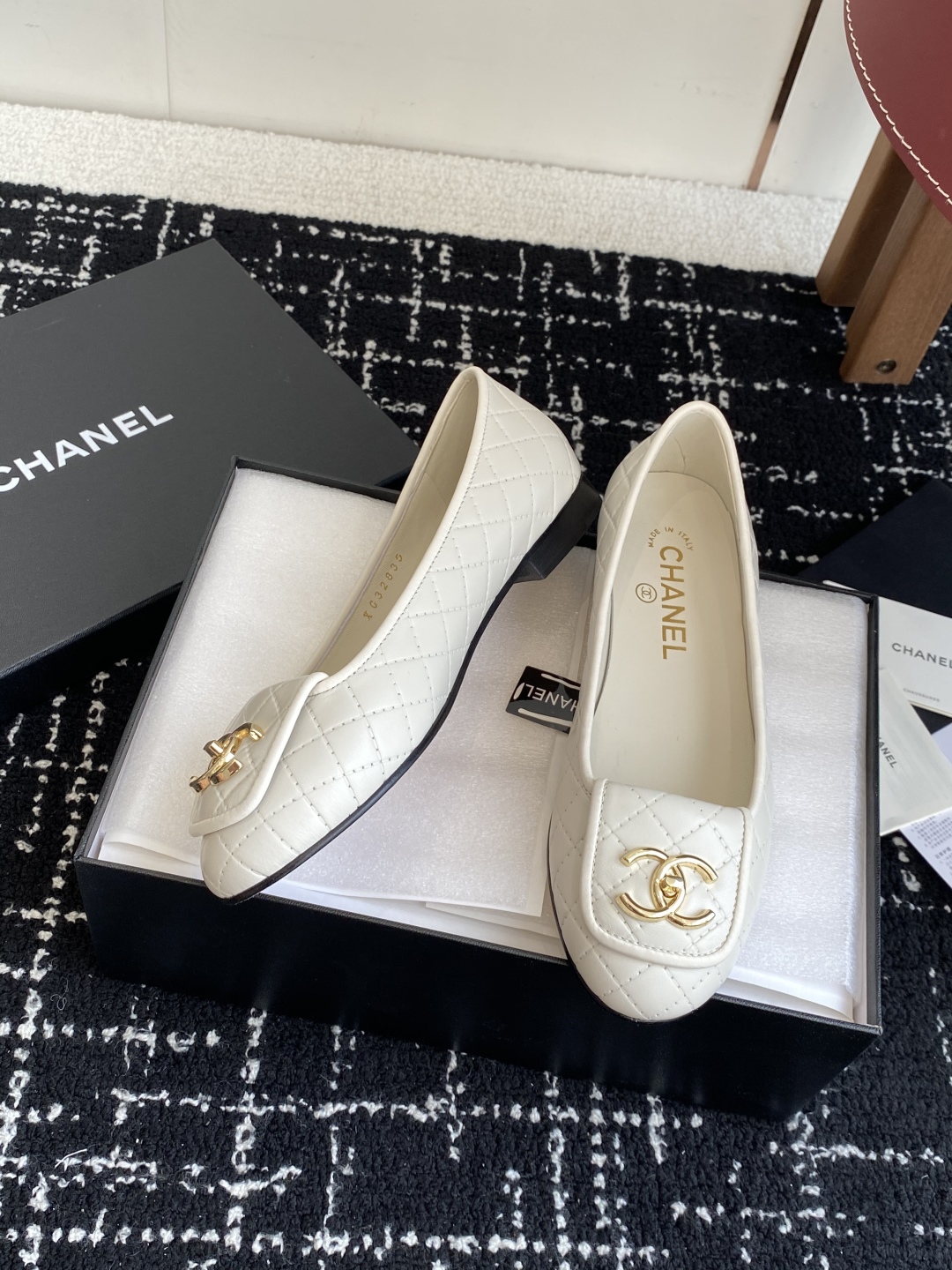 代购级
Chanel 25ss 春夏系列 玛丽珍 芭蕾舞鞋

非常火的大双C设计手工车线非常耗时耗力
独