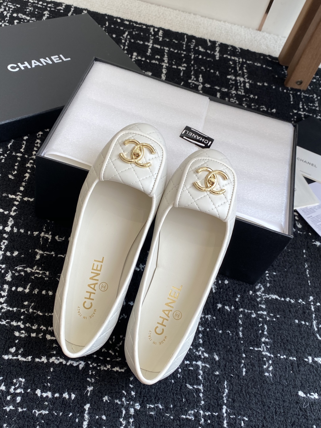 代购级
Chanel 25ss 春夏系列 玛丽珍 芭蕾舞鞋

非常火的大双C设计手工车线非常耗时耗力
独