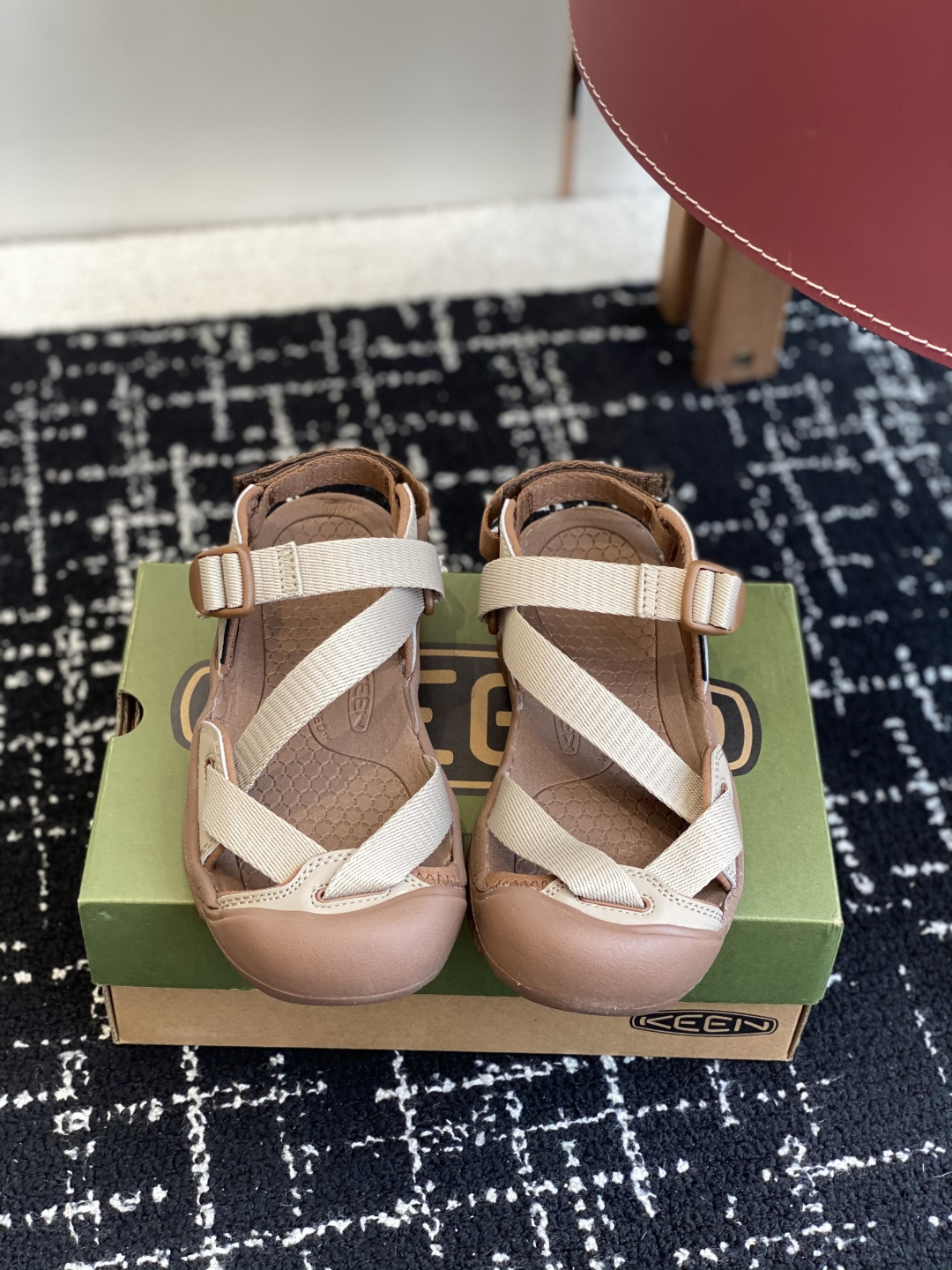 NO:447378,Purchase grade KEEN Cohen Mary Jasper Mountain outdoor shoes Japanese street retro style You can walk 20,000 steps without any pressure!  The first look is ugly and cute, and it smells really good when you put it on. The original insole is first-class comfortable and has good rebound, breathable and comfortable. It is correct to choose it on foot and mountaineering citywalk. The sole is soft enough and has good rebound!  Size36,37,38,39,40,41,42,43,44,45,Mary Jane,Mary Jane19860909代购级 KEEN 科恩 玛丽珍Jasper 山系户外鞋 日系街头复古风 可以暴走2w步毫无压力！ 第一眼丑萌丑萌,一上脚真香.原版鞋垫舒适度一级棒 回弹好,透气舒适,徒步登山 citywalk选它准没错,鞋底足够软,回弹性不错！ Size36,37,38,39,40,41,42,43,44,45,玛丽珍,mary jane,Women's Shoes