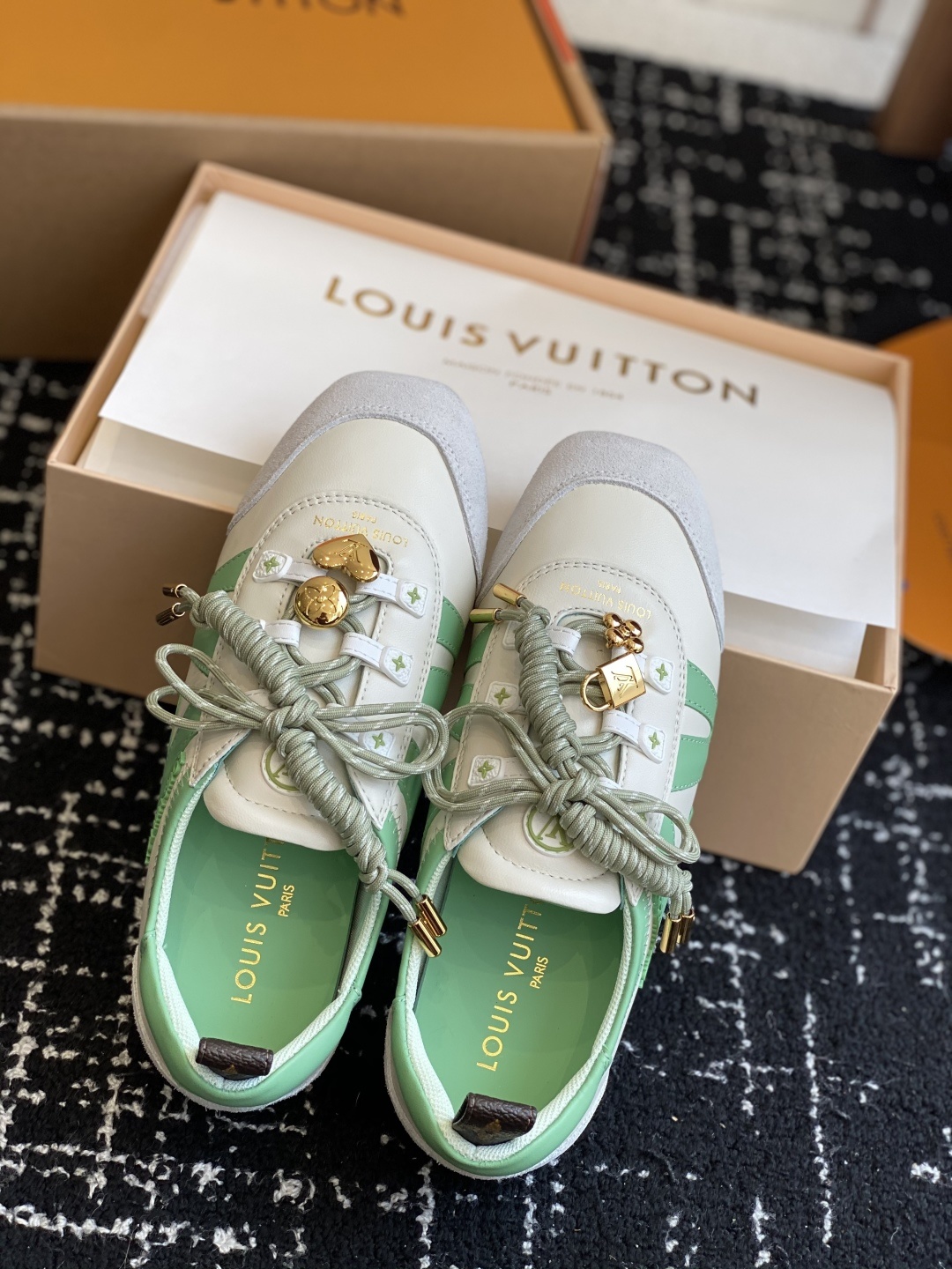 代购级(官网同步✈️盒包装)
Louis Vuitton路易威登驴牌春夏Sneakerina系列 芭蕾运
