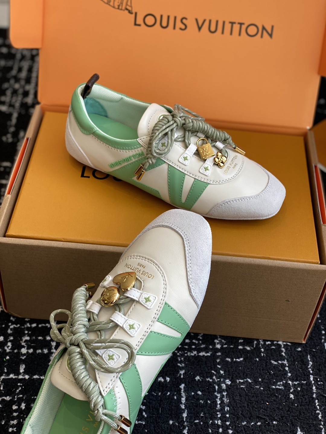 代购级(官网同步✈️盒包装)
Louis Vuitton路易威登驴牌春夏Sneakerina系列 芭蕾运
