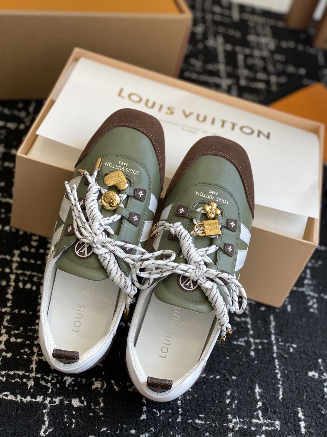 代购级(官网同步✈️盒包装)
Louis Vuitton路易威登驴牌春夏Sneakerina系列 芭蕾运