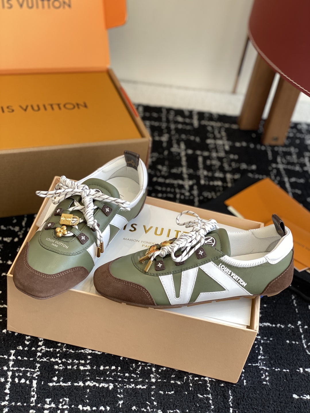 代购级(官网同步✈️盒包装)
Louis Vuitton路易威登驴牌春夏Sneakerina系列 芭蕾运